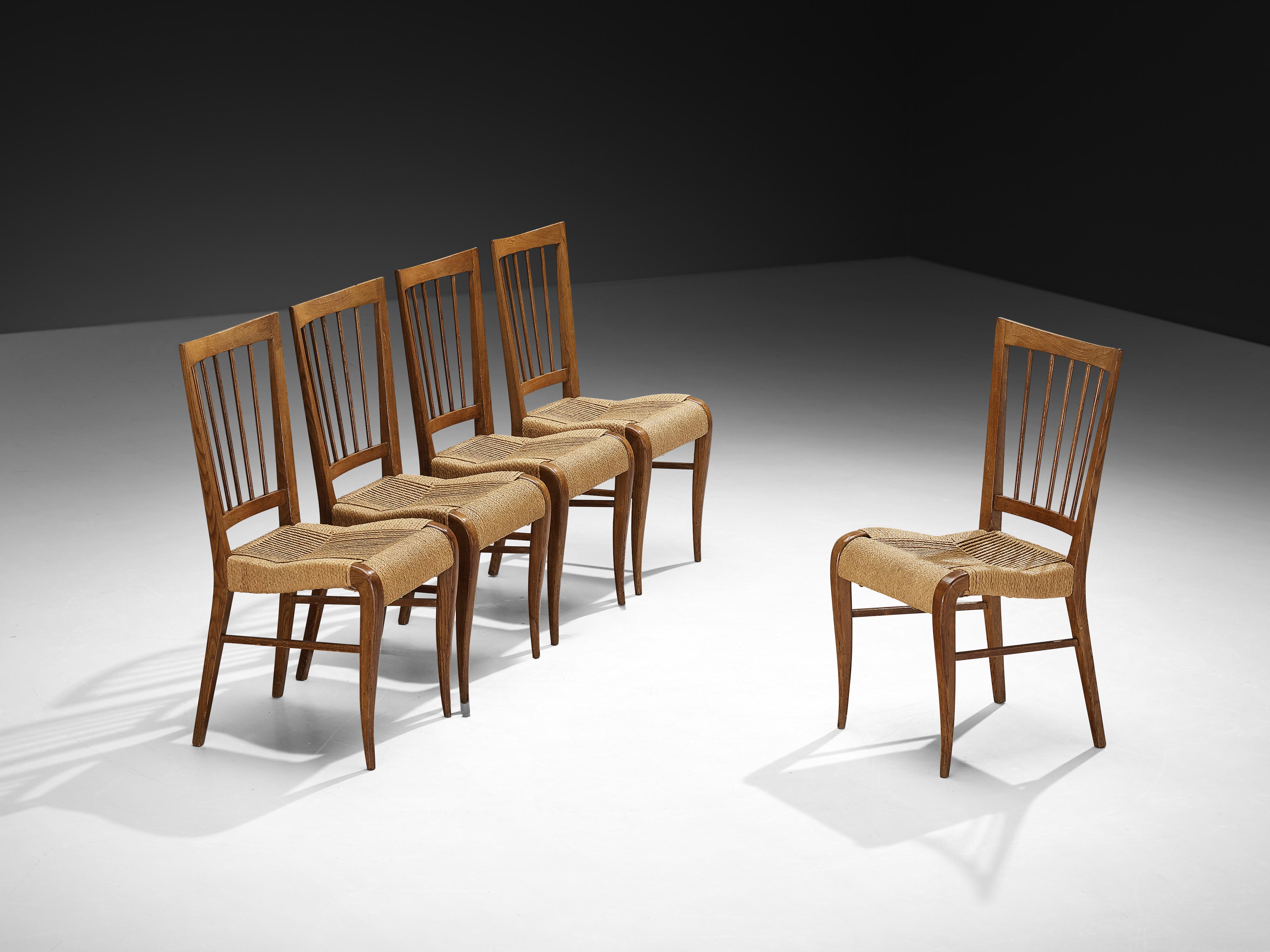 Set di cinque sedie da pranzo, castagno, giunco, Francia, anni '40

Questo design è un esempio di come i materiali tradizionali siano stati perfezionati grazie a sottili influenze moderniste negli anni '40. Realizzate in castagno e giunco, le sedie
