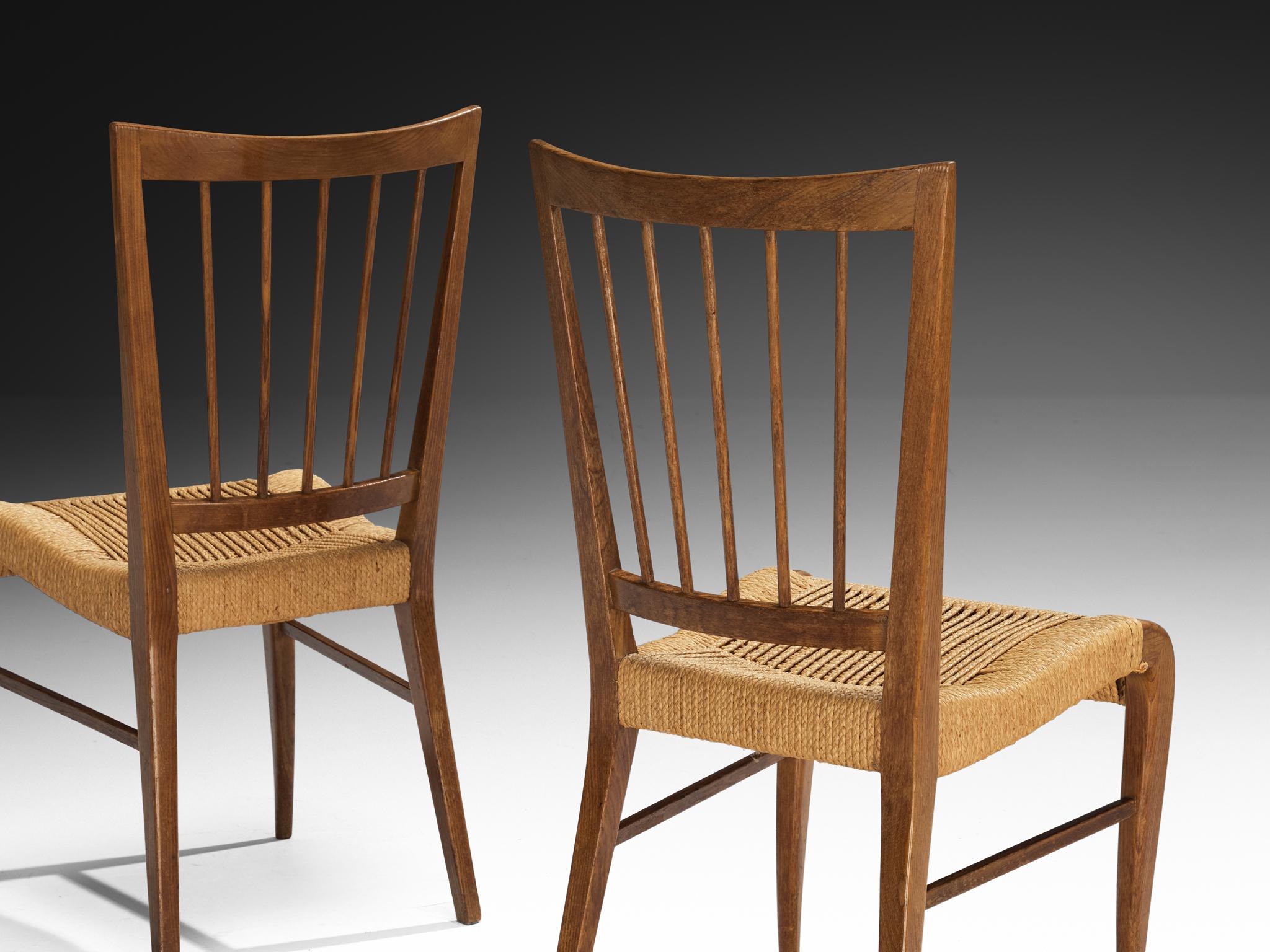 Mid-Century moderno Set di cinque sedie da pranzo francesi degli anni '40 in castagno e giunco in vendita