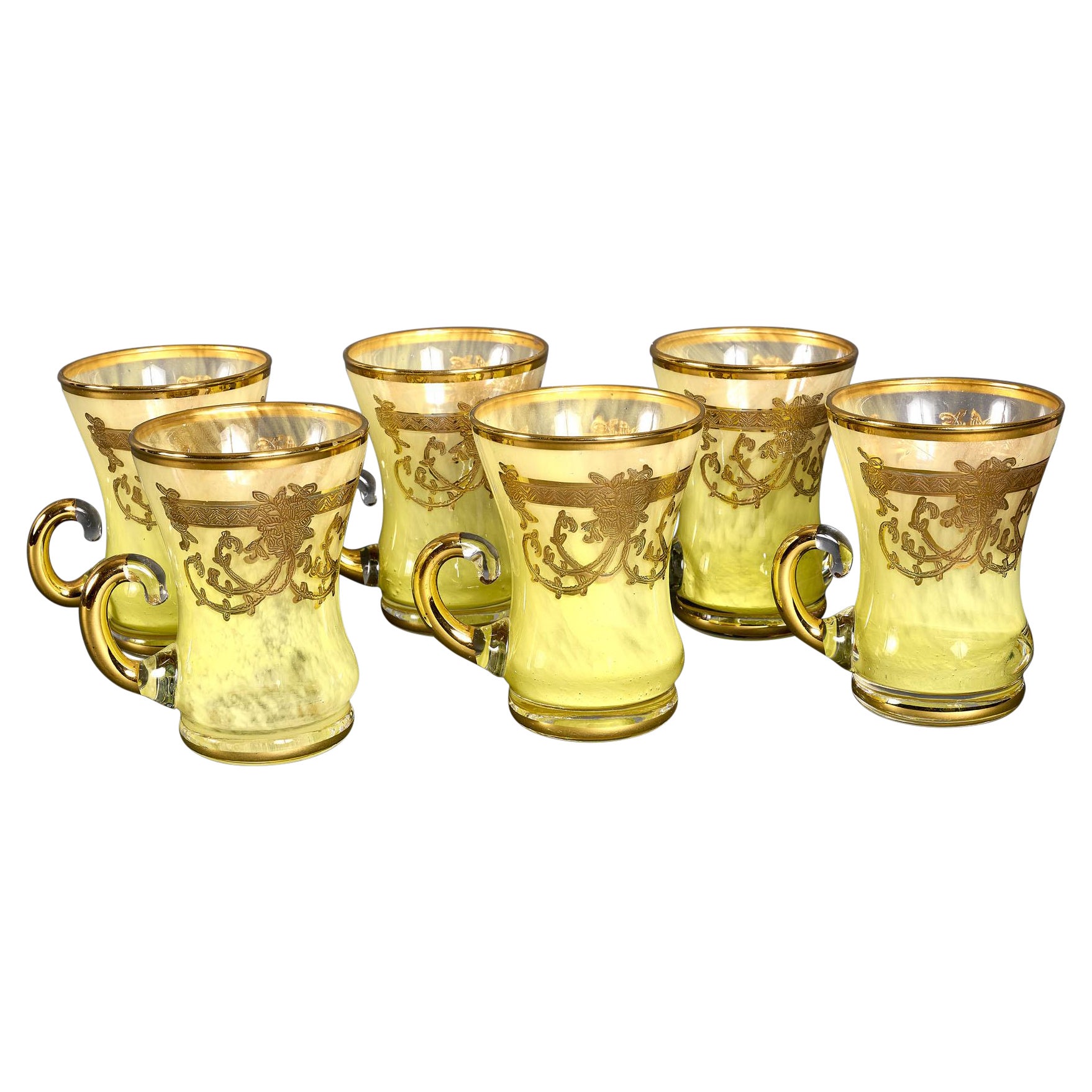 1940er Jahre Französisch signiert Satz von sechs Kristallgläsern

Schönes, seltenes und exklusives Set aus sechs Kristallgläsern. 
Die harmonische Form in Gelbtönen und die Verzierungen aus reinem Gold machen dieses Set zu einem seltenen Beispiel