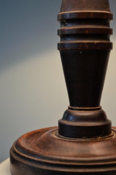 Lampada da tavolo francese degli anni ’40, attribuita a Charles Dudouyt, in legno di faggio