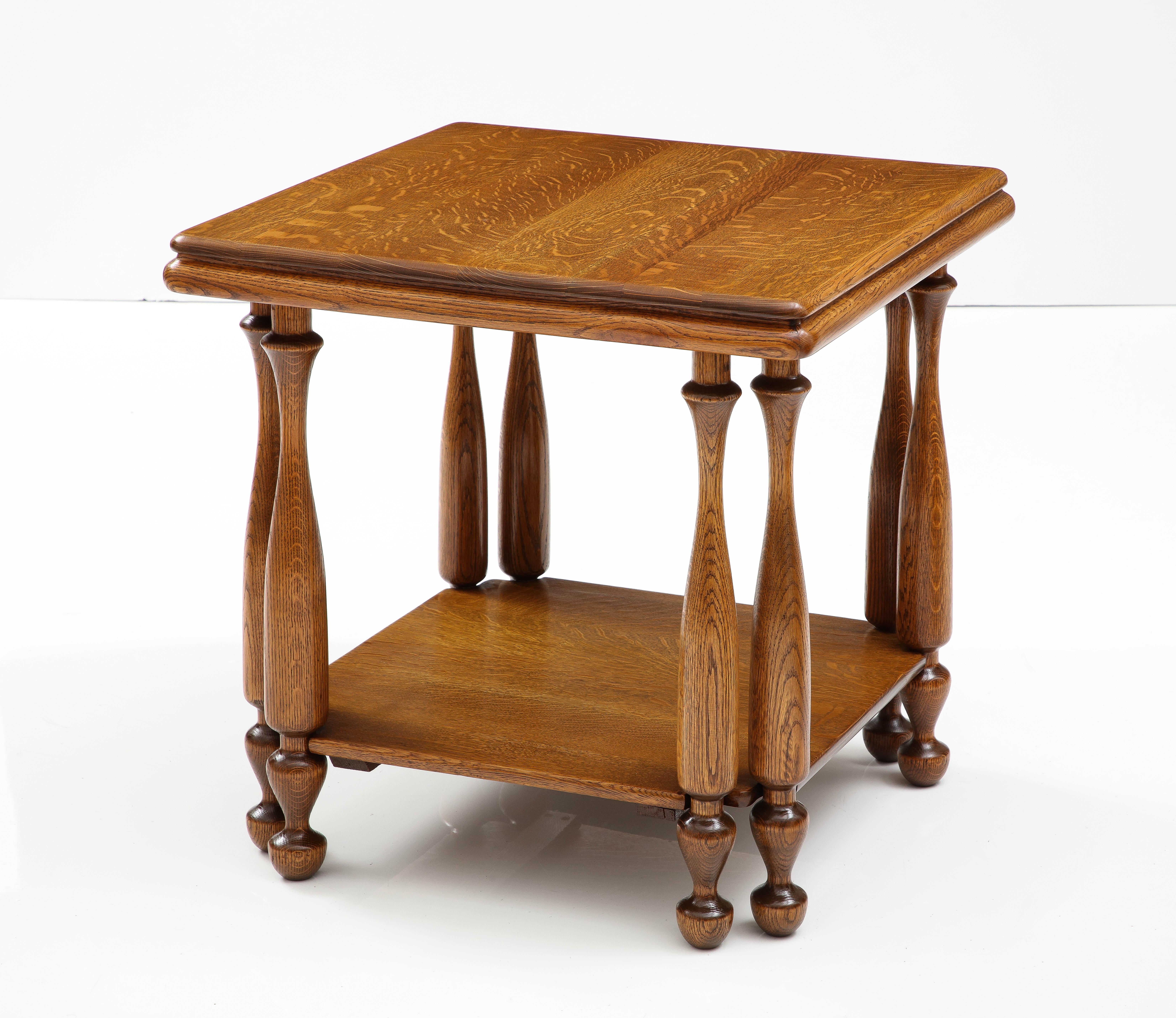 Table d'appoint française en chêne à deux niveaux, des années 1940 en vente 3