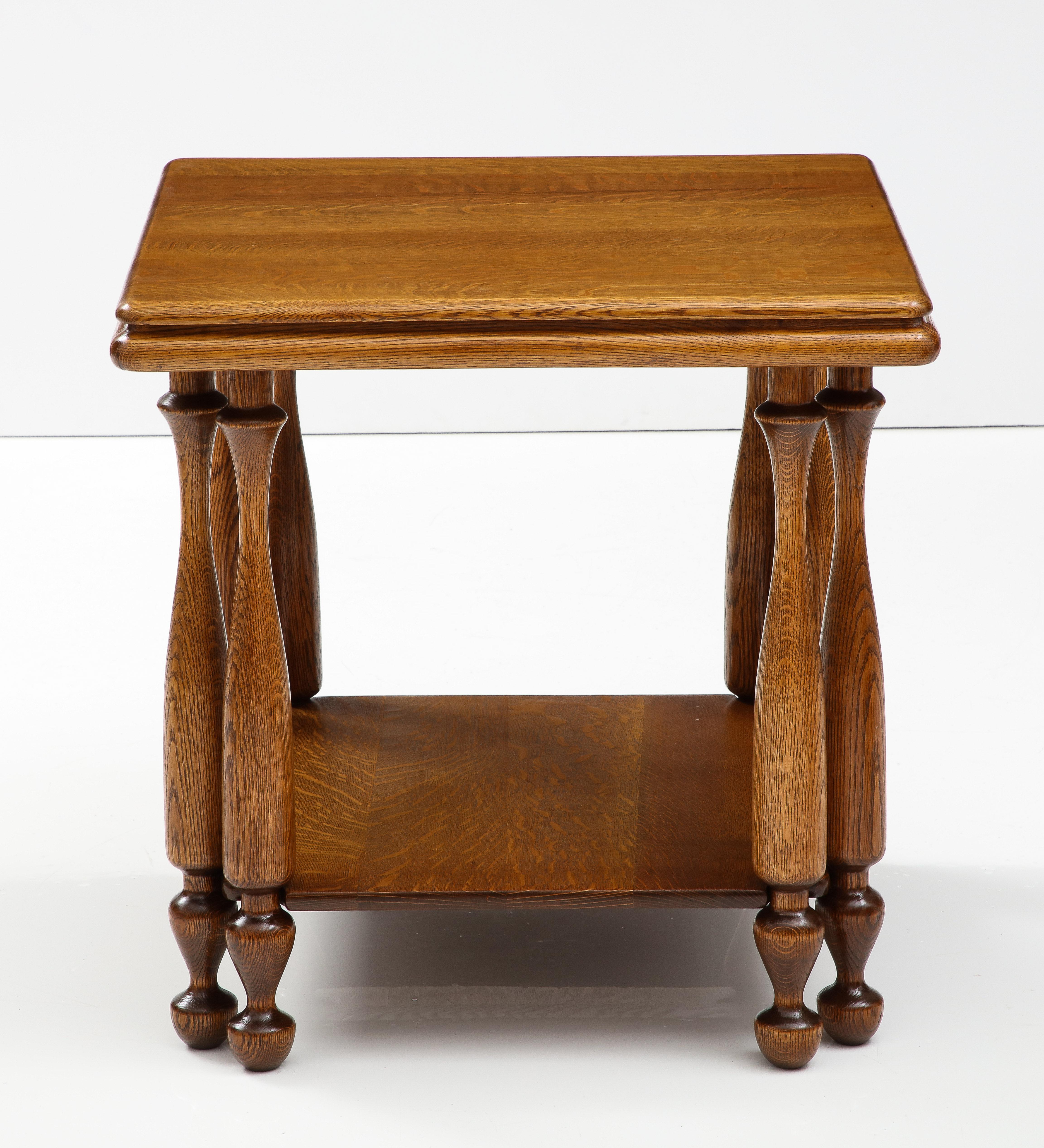 Grande table d'appoint/de jeu française en chêne à deux niveaux avec pieds doubles sculptés, légèrement restaurée avec une usure et une patine mineures dues à l'âge et à l'utilisation.