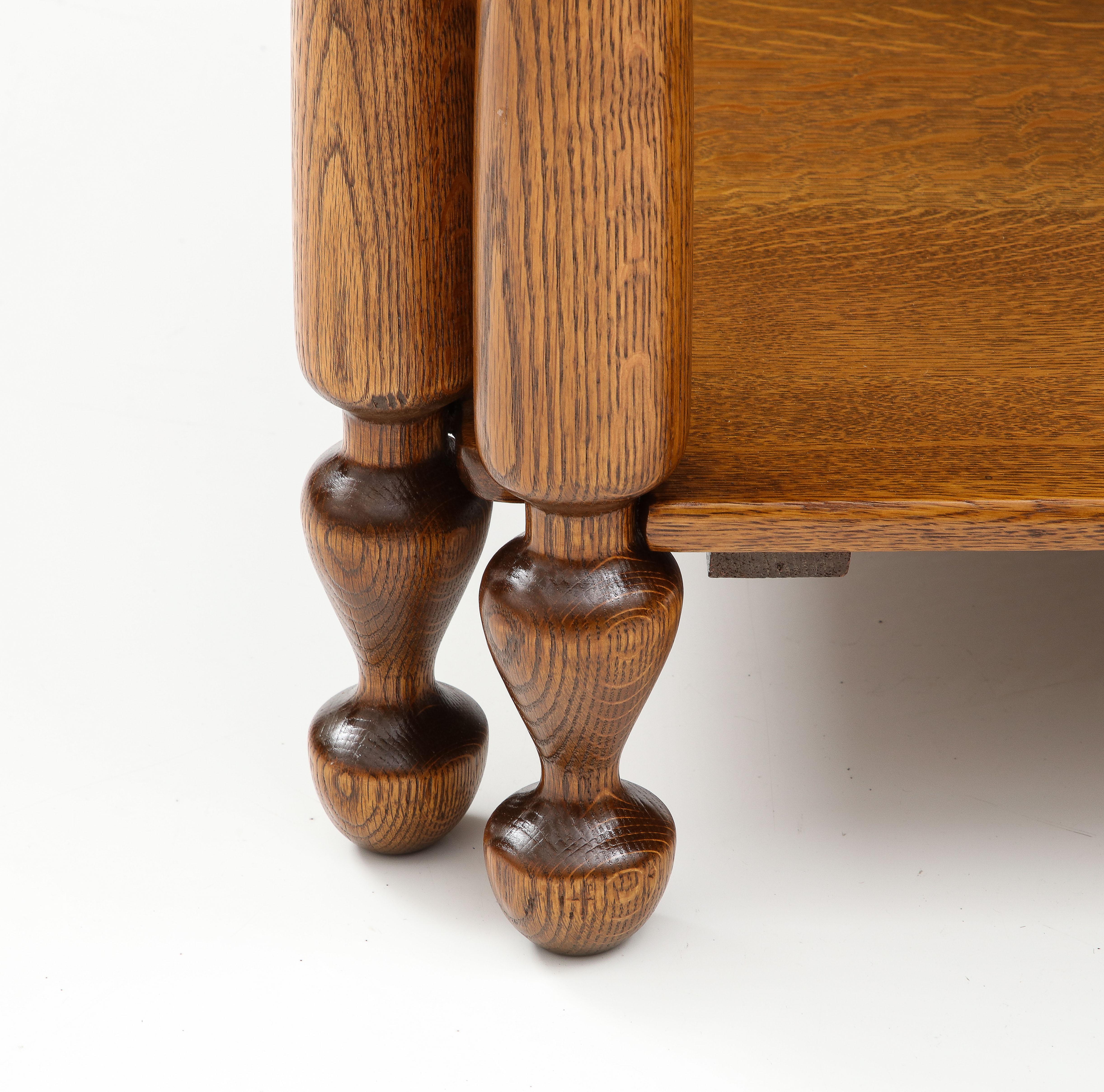 Table d'appoint française en chêne à deux niveaux, des années 1940 en vente 1