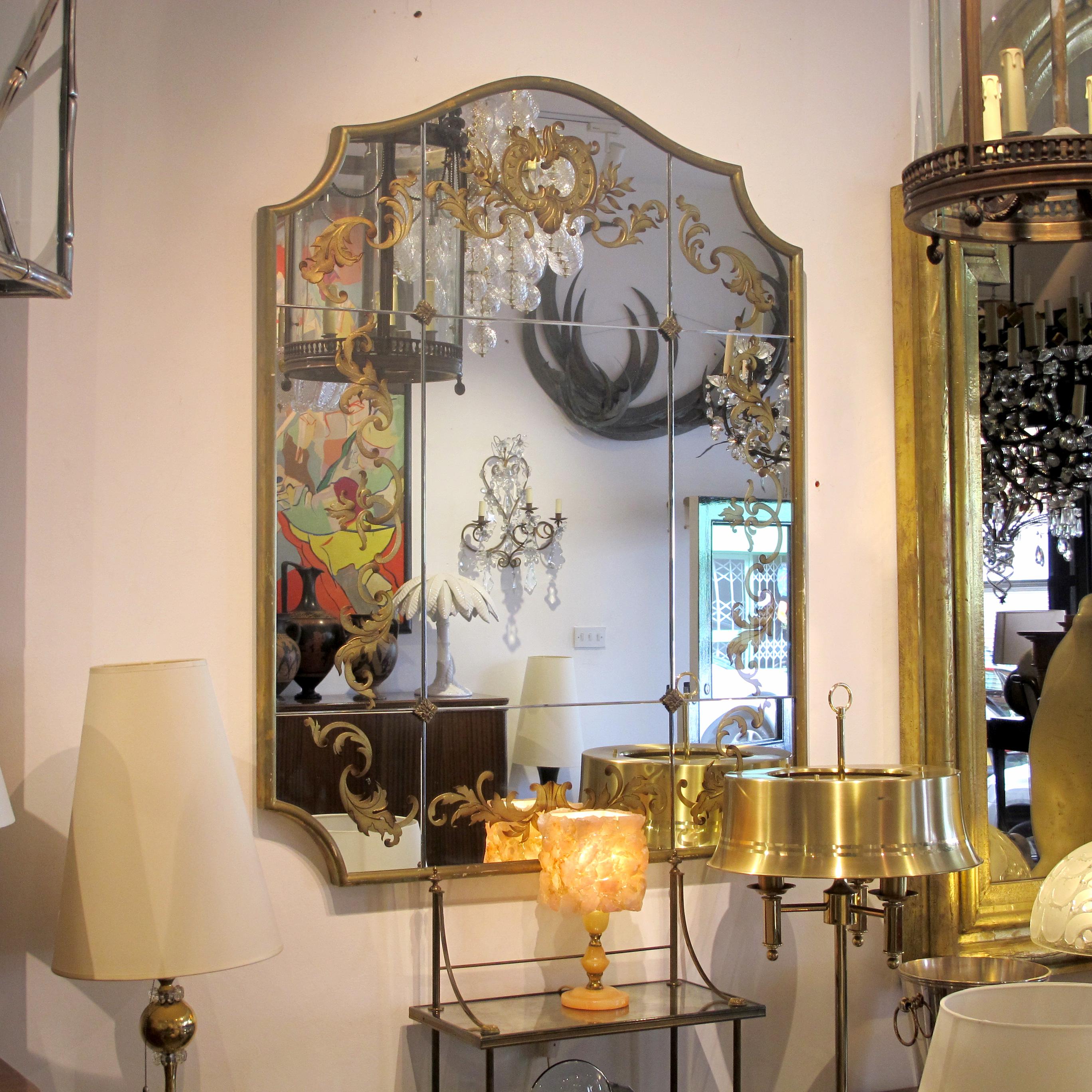 Art Déco Specchio da parete francese degli anni '40 con design a foglia d'oro eglomisé in vendita
