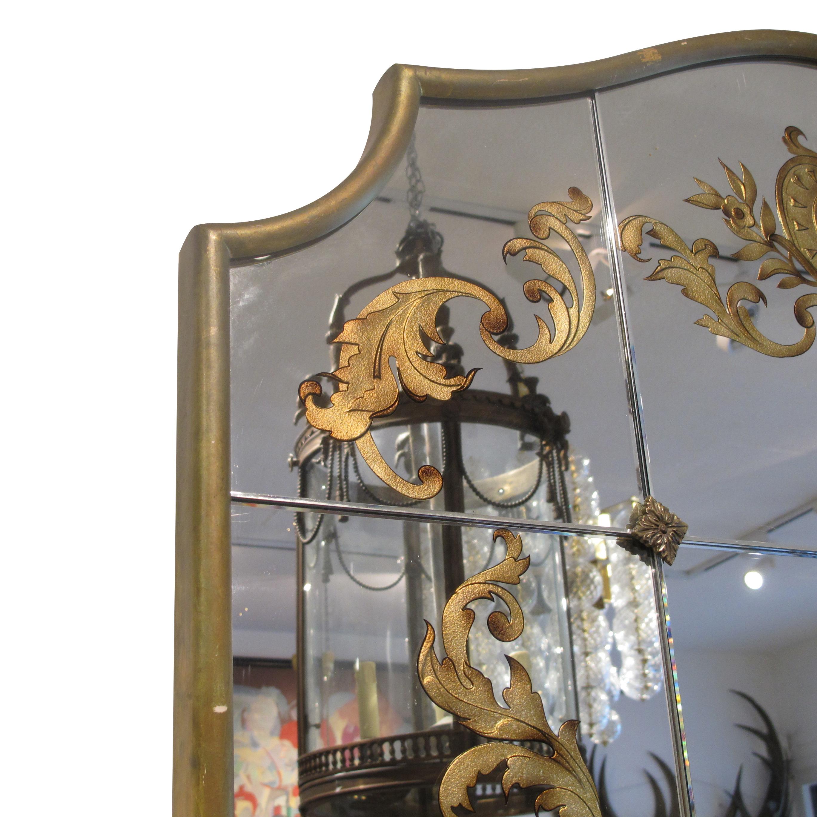 Francese Specchio da parete francese degli anni '40 con design a foglia d'oro eglomisé in vendita