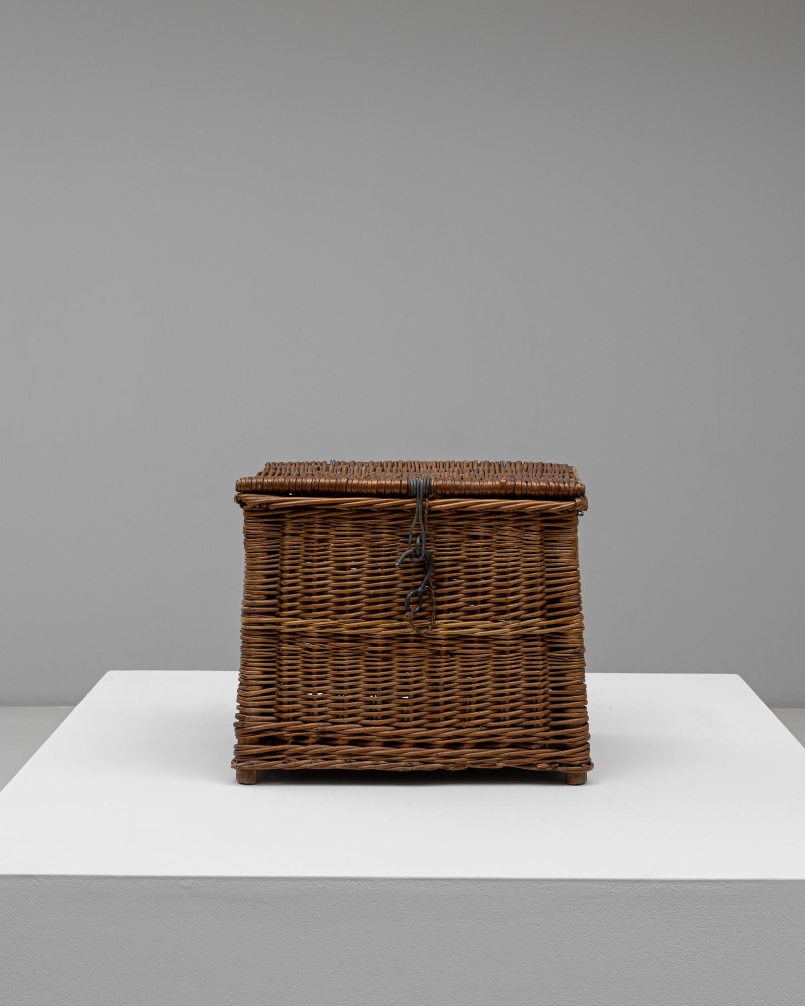 1940s French Wicker Basket In Good Condition For Sale In High Point, NC