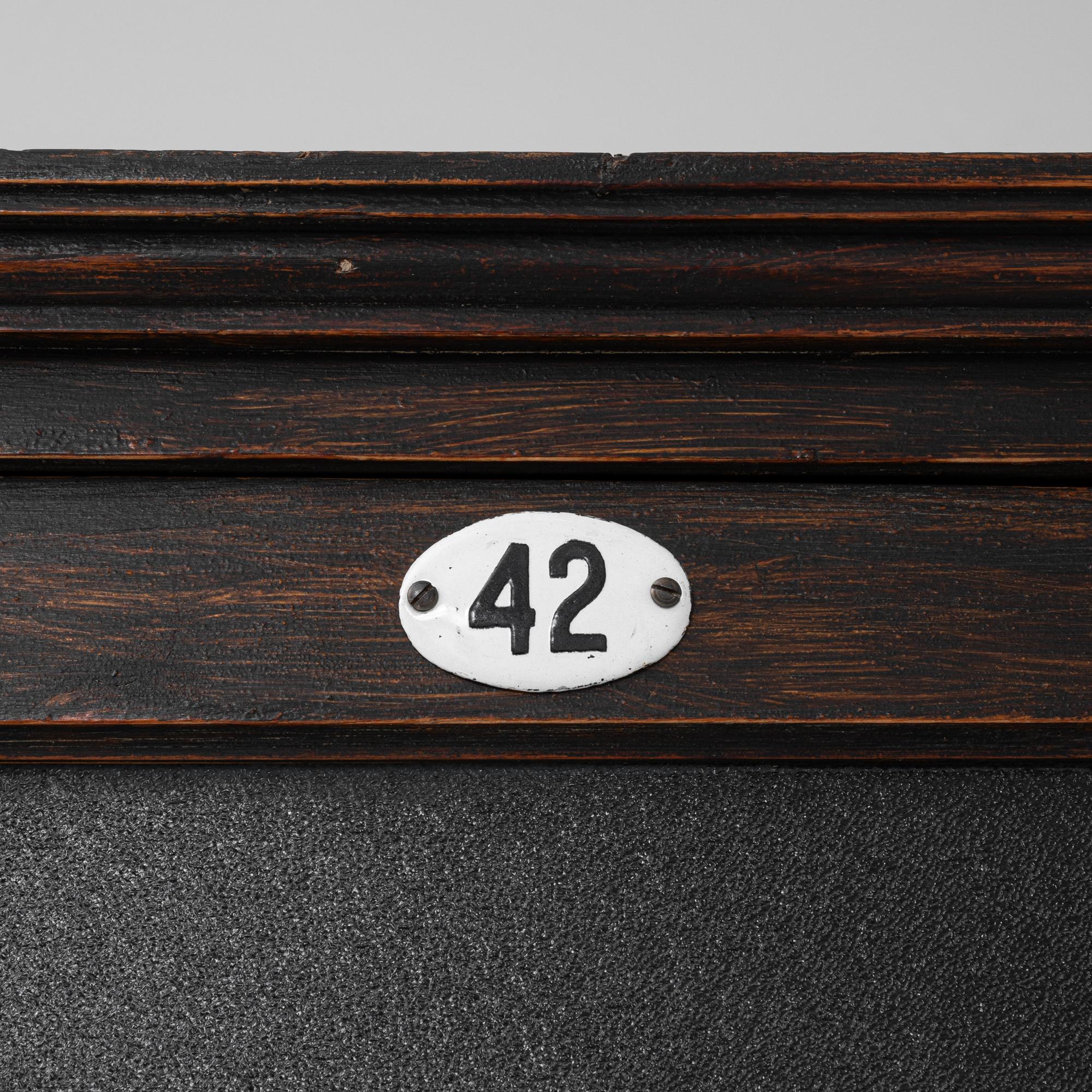1940er Jahre Französisch Wood Schwarz patiniert Vitrine im Angebot 7