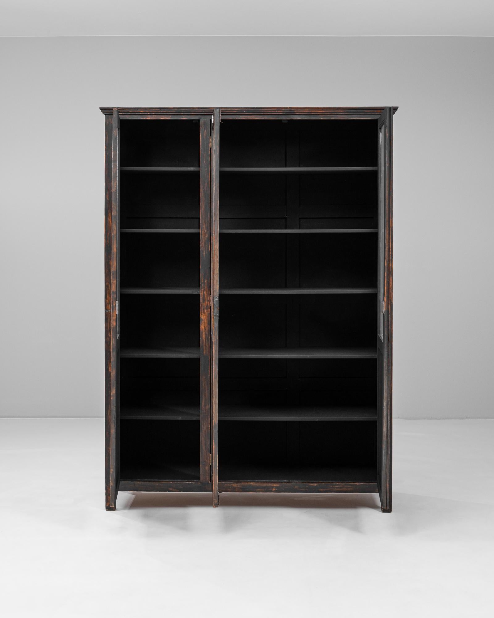 1940er Jahre Französisch Wood Schwarz patiniert Vitrine (Patiniert) im Angebot