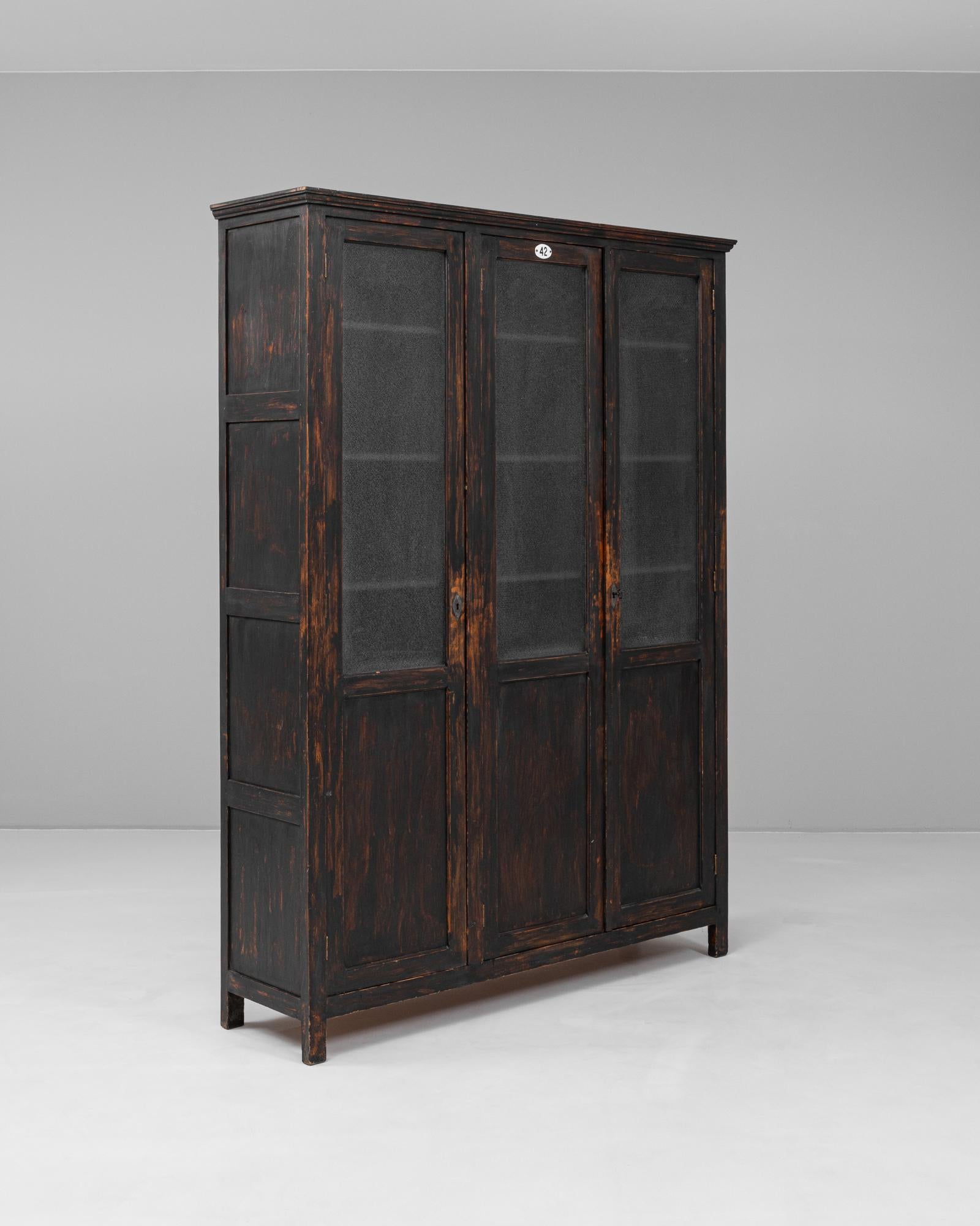 1940er Jahre Französisch Wood Schwarz patiniert Vitrine (20. Jahrhundert) im Angebot