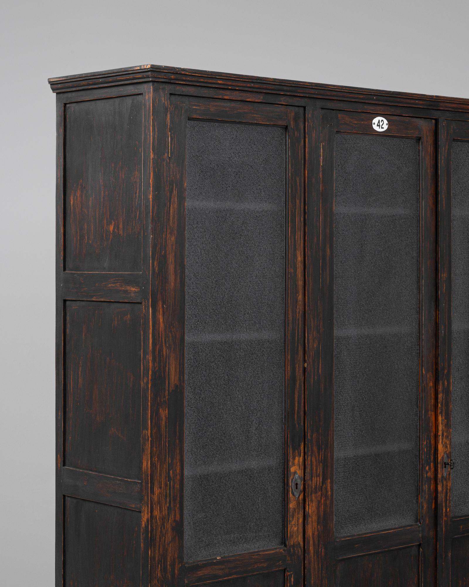 1940er Jahre Französisch Wood Schwarz patiniert Vitrine im Angebot 2