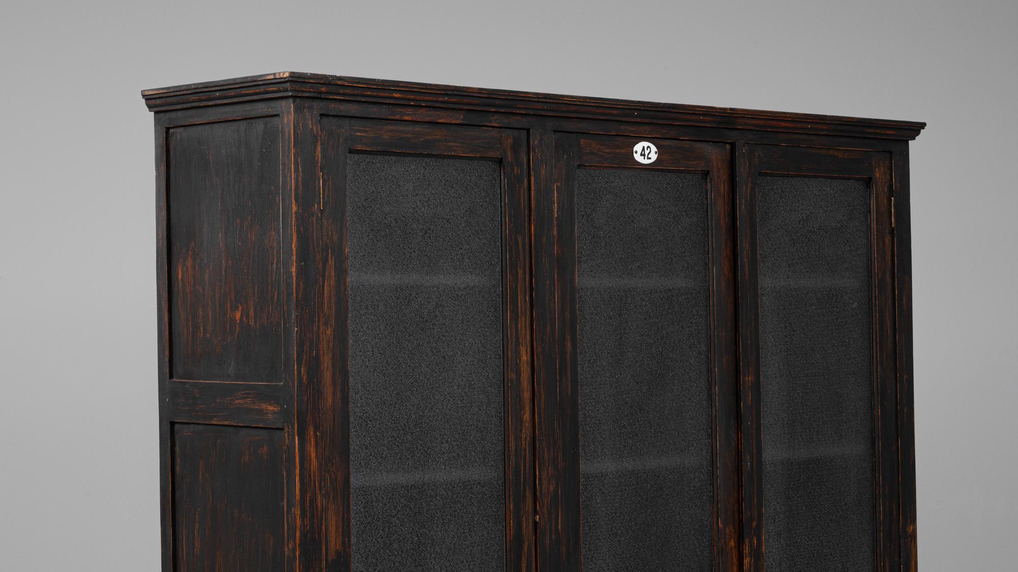 1940er Jahre Französisch Wood Schwarz patiniert Vitrine im Angebot 3