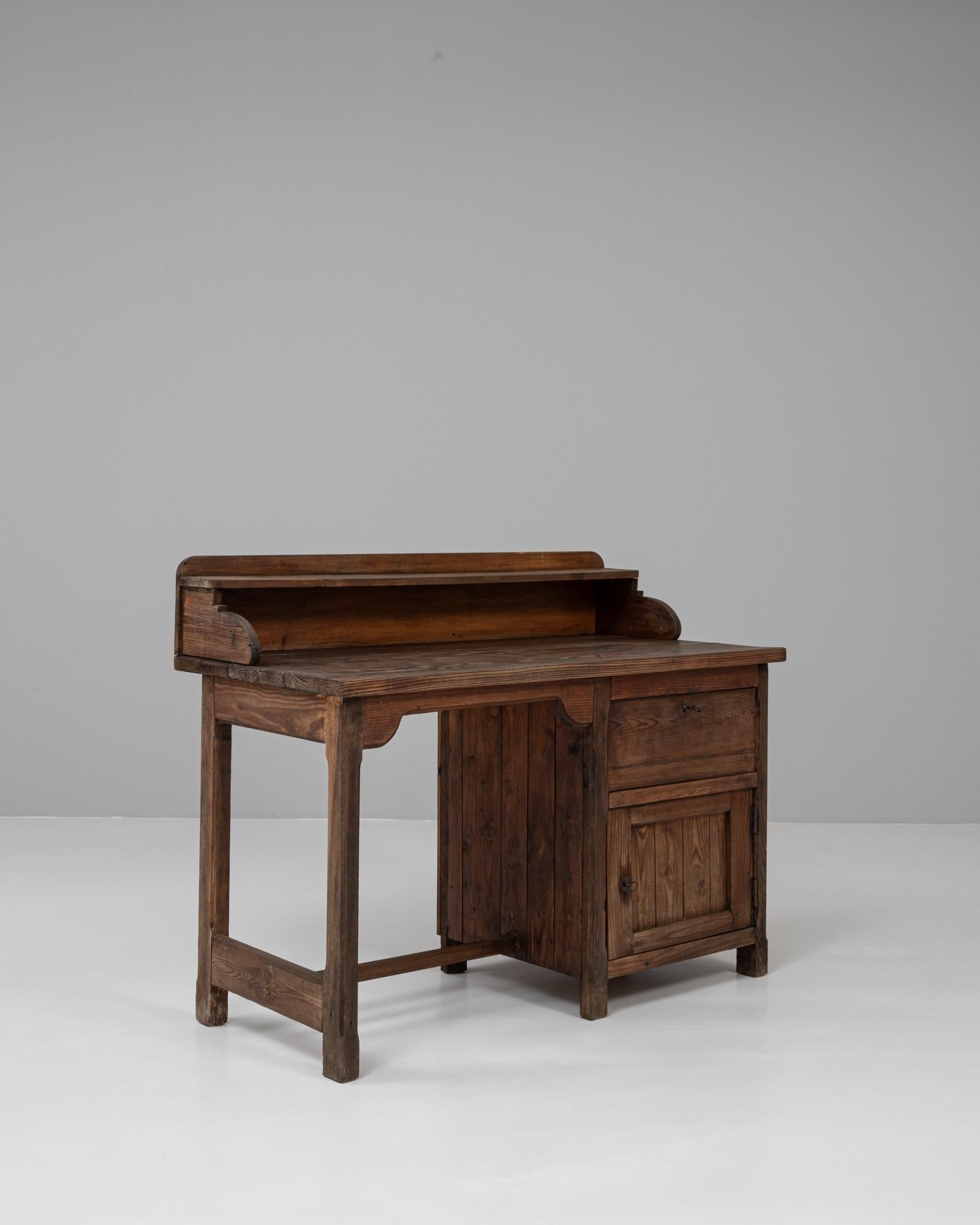 Französischer Holzschreibtisch aus dem Jahr 1940 im Angebot 1