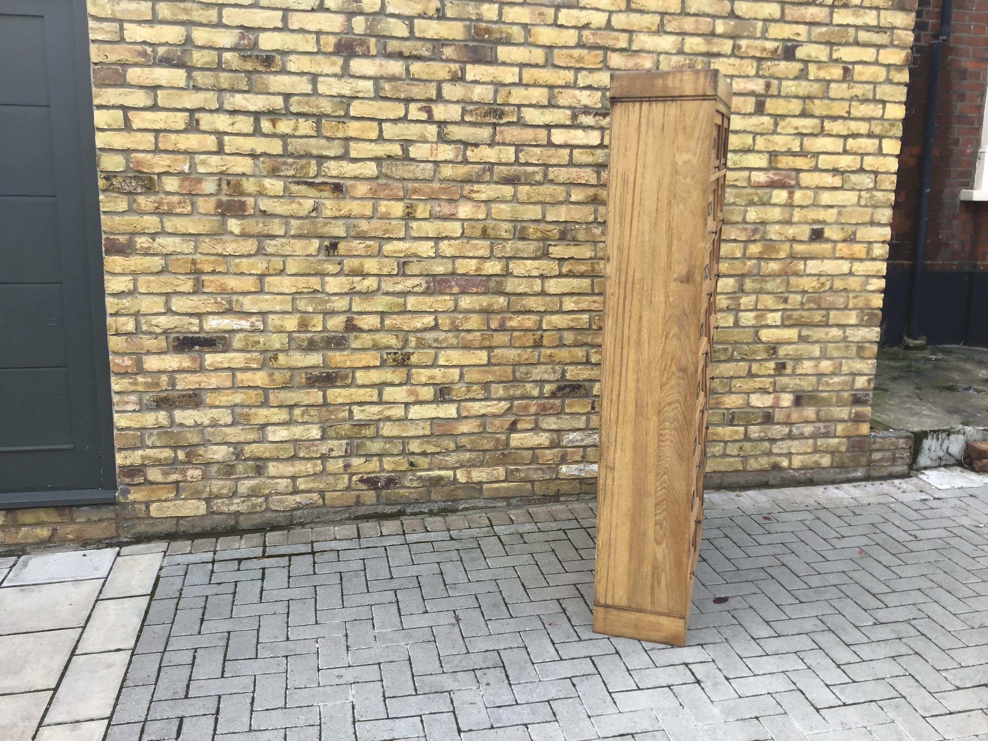 Mid-Century moderno Armadio per archiviazione in legno francese degli anni '40/armadio a soffietto con foro per piccione in vendita