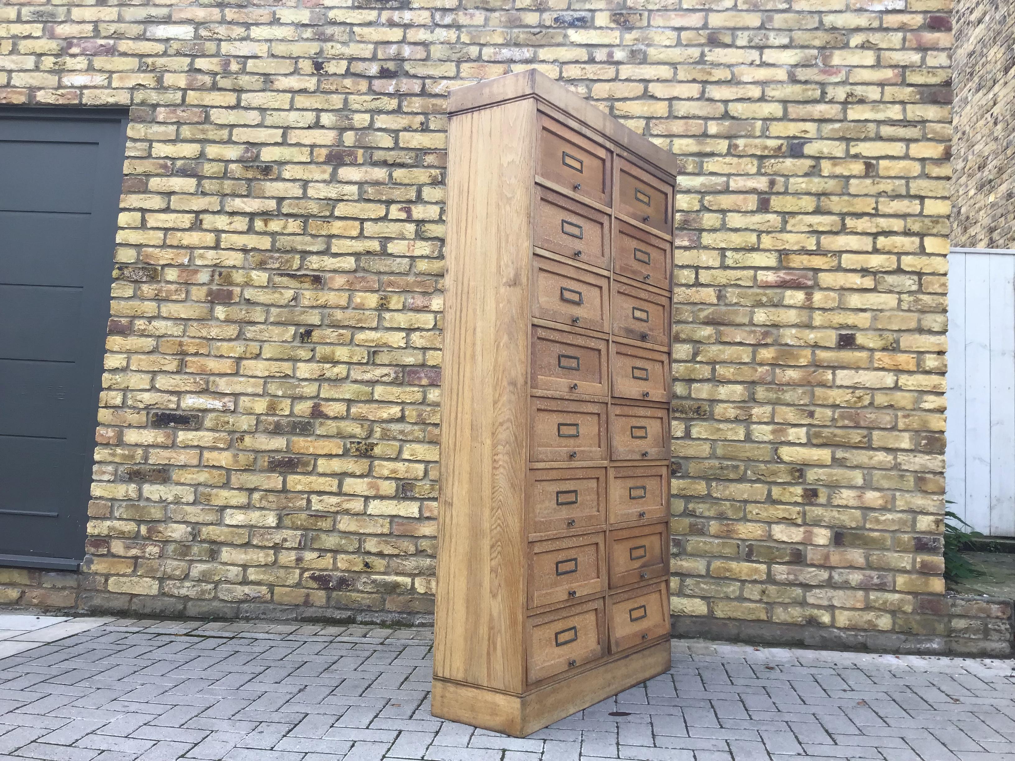 Falegnameria Armadio per archiviazione in legno francese degli anni '40/armadio a soffietto con foro per piccione in vendita