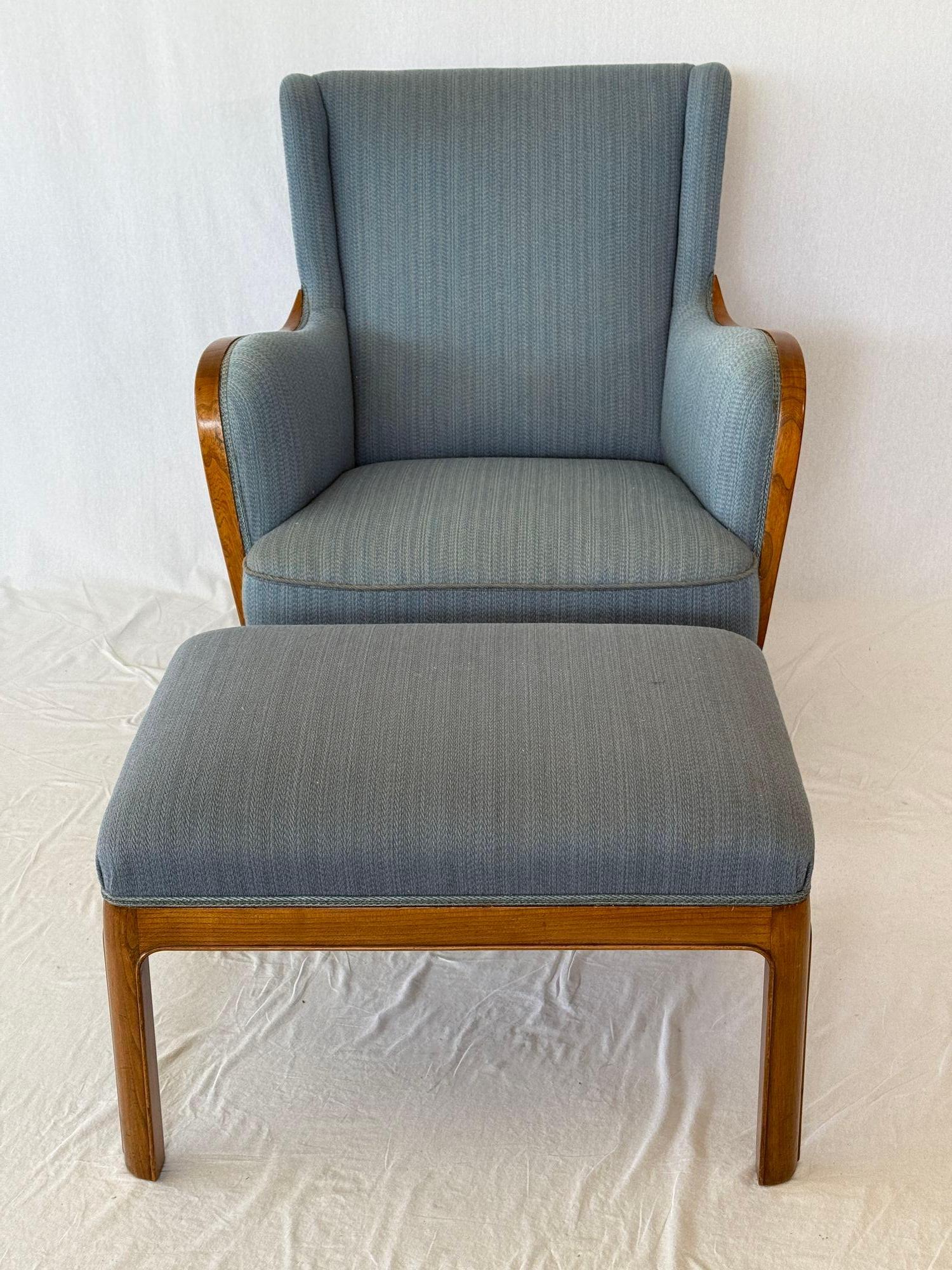 Silla de salón y reposapiés Frits Henningsen de 1940. Tapicería original. Curvas encantadoras.