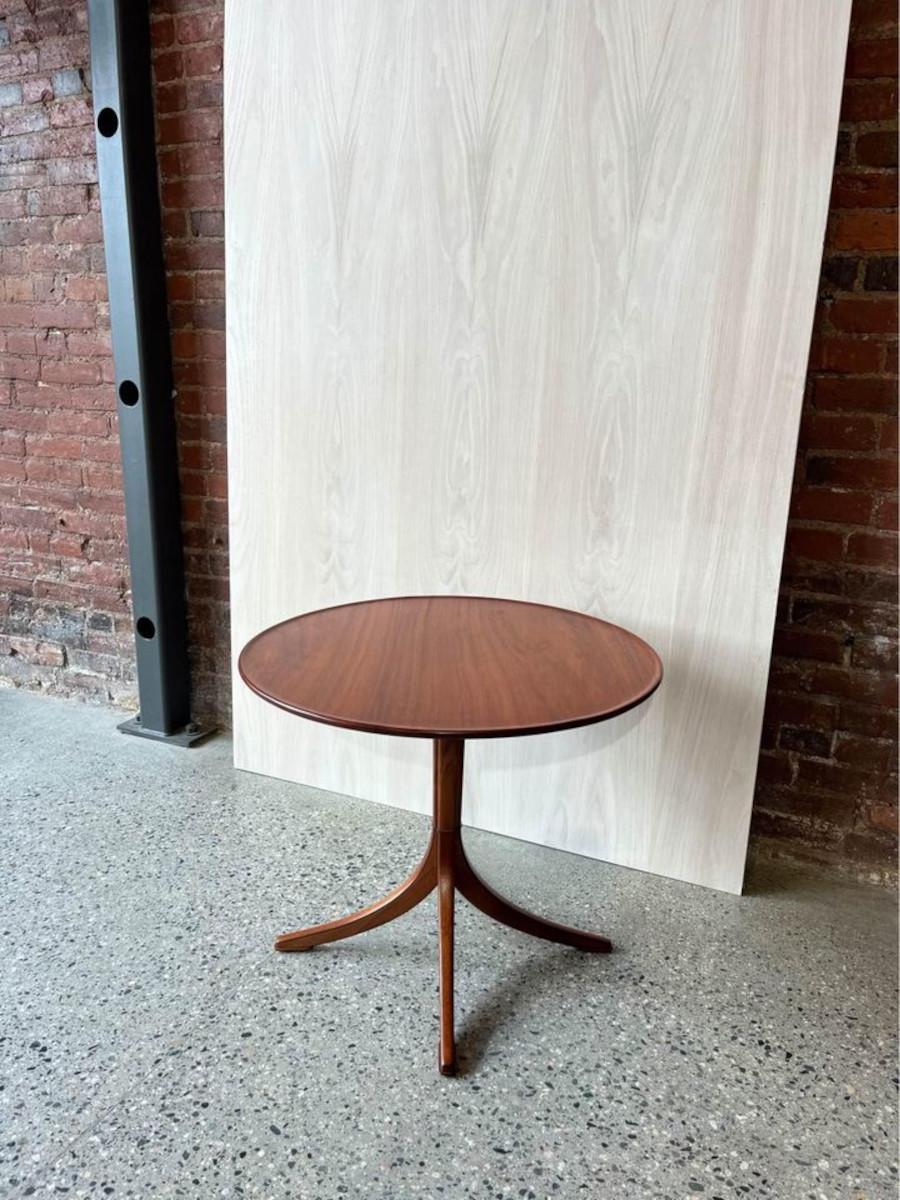 We are excited to offer this 1940s pedestal table, skillfully crafted by Frits Henningsen. Originating from Denmark circa 1945, this table showcases a rich mahogany construction, radiating sophistication. Its sleek silhouette and graceful curves