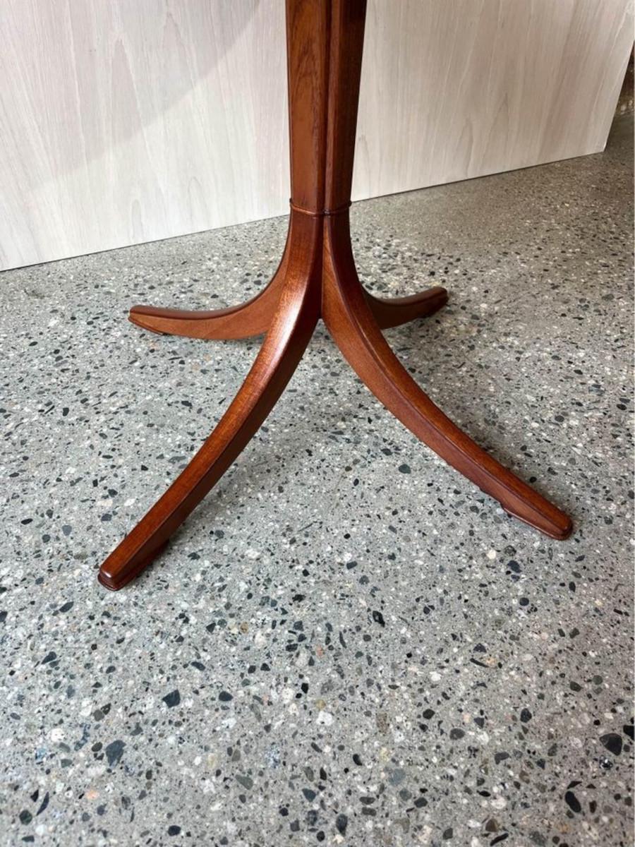 1940er Frits Henningsen Mahagoni Pedestal Tisch (Mitte des 20. Jahrhunderts) im Angebot