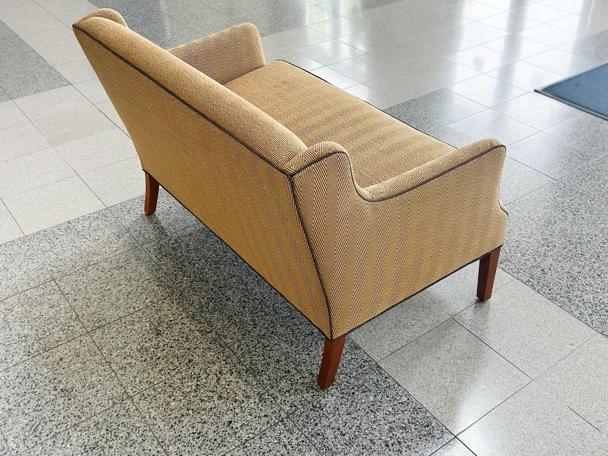 Sillón Frits Henningsen de los años 40 en Donghia Chevron mediados del siglo XX en venta