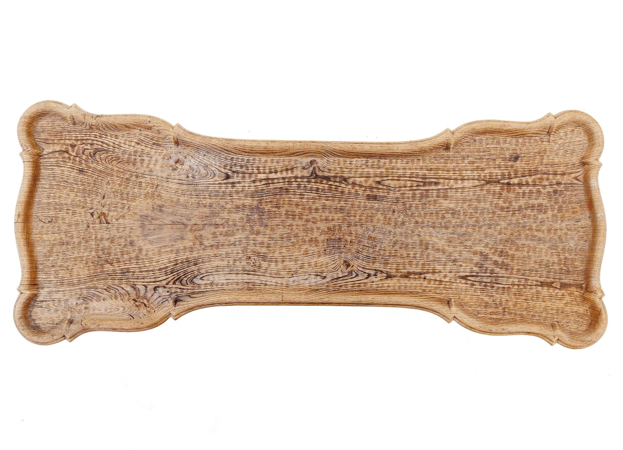 Esta mesa de centro de roble de los años 40, fabricada por Frits Henningsen en los años 30-50, es otro ejemplo del compromiso de Frits Henningsen con la calidad y la artesanía. Mientras que la mayoría de los diseñadores y ebanistas desde el siglo