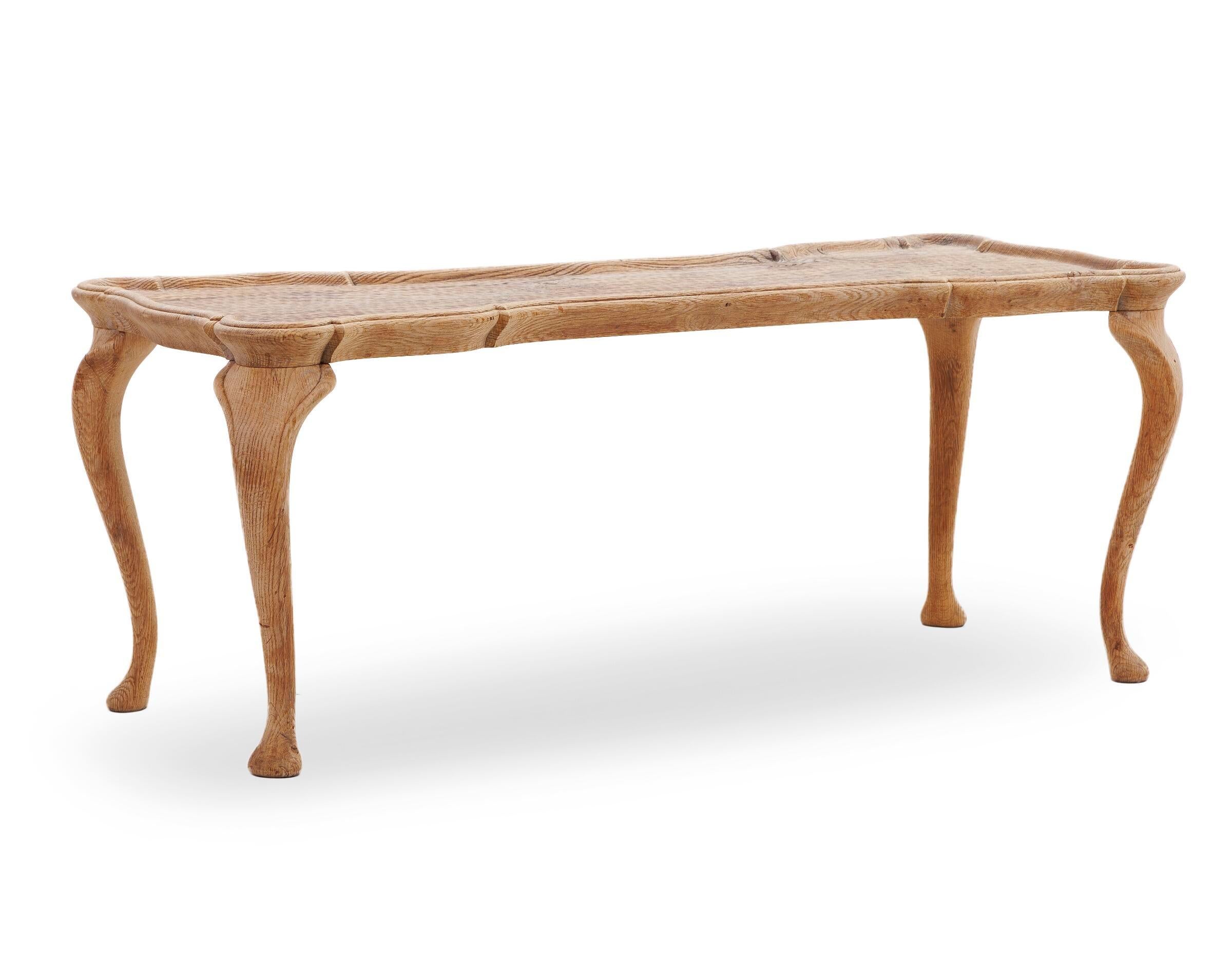 Mesa baja de roble macizo Frits Henningsen de los años 40 con patas cabriolé Escandinavo moderno en venta