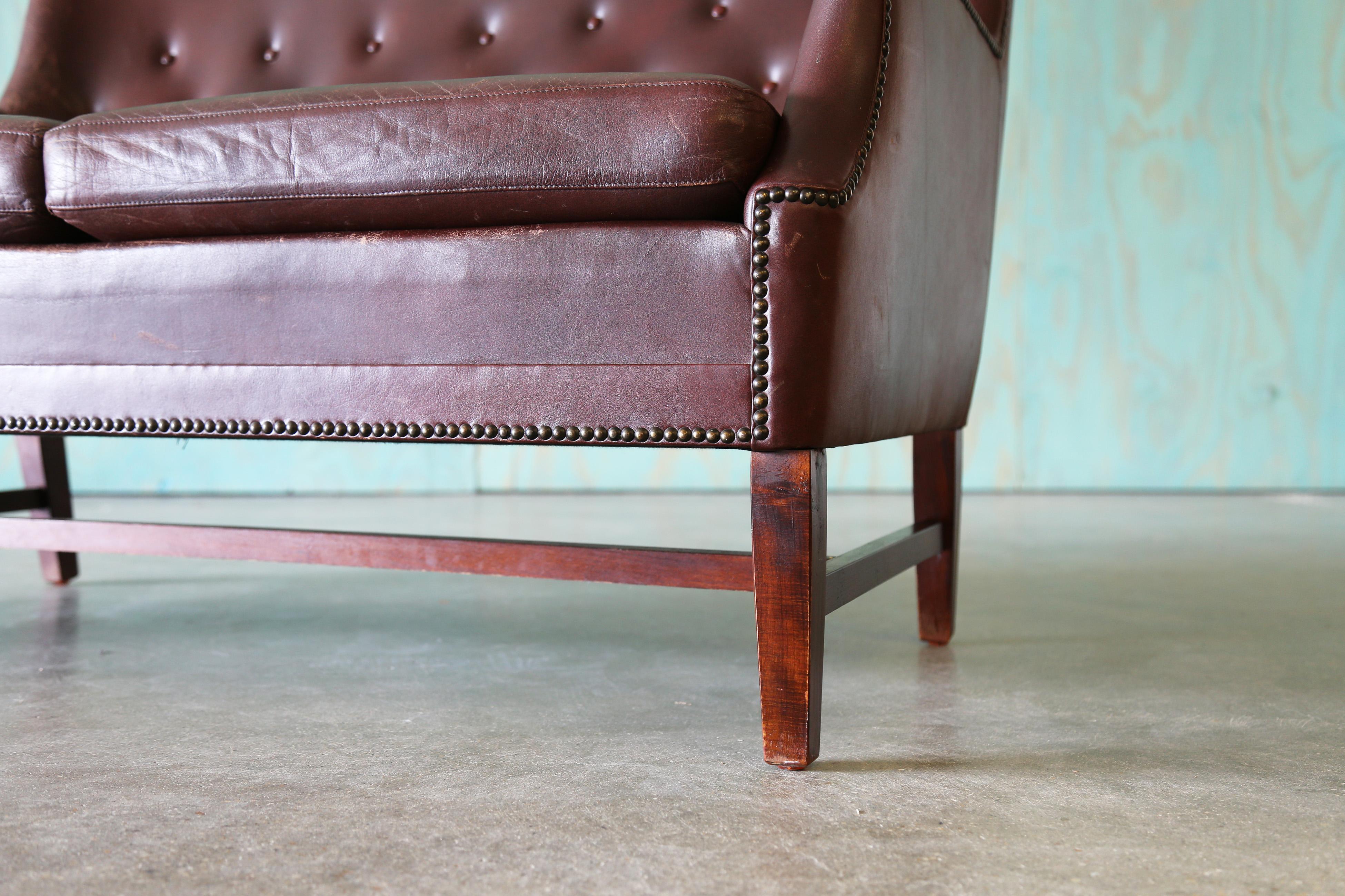 1940s Frits Henningsen Style Brown Leather Settee Couch MCM Moderno de mediados de siglo en venta