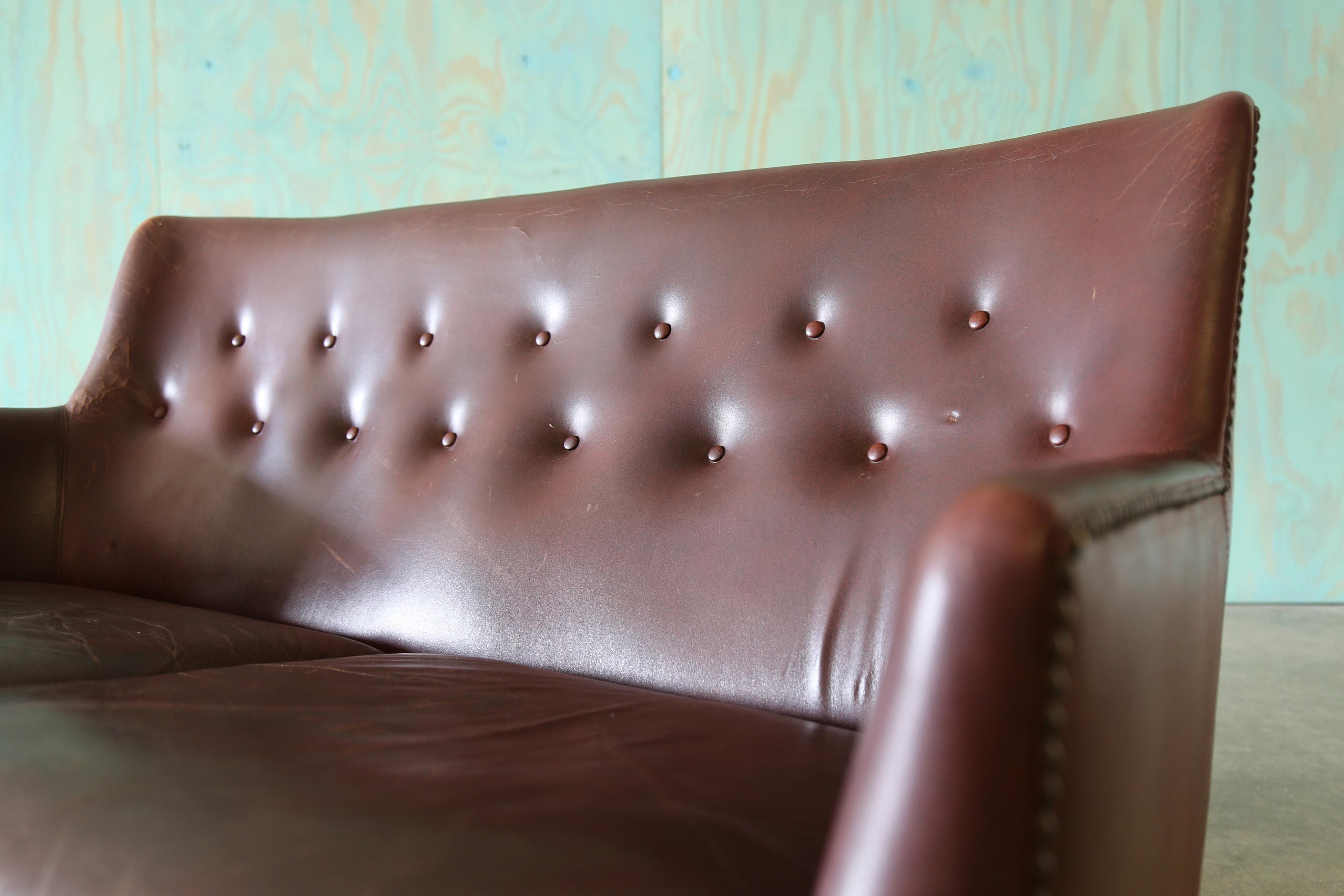 1940s Frits Henningsen Style Brown Leather Settee Couch MCM Danés en venta