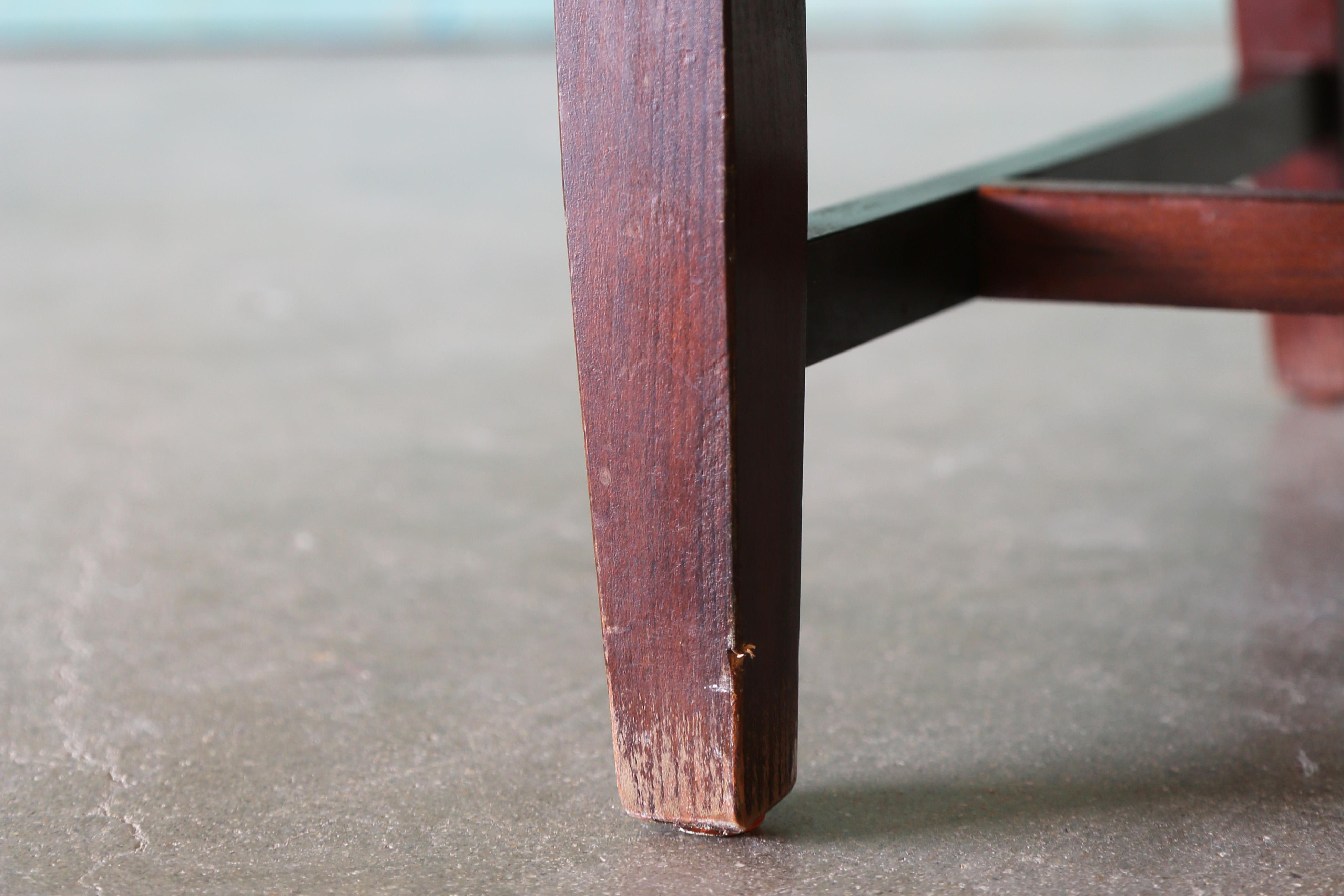1940s Frits Henningsen Style Brown Leather Settee Couch MCM en Desgastado estado para la venta en Virginia Beach, VA