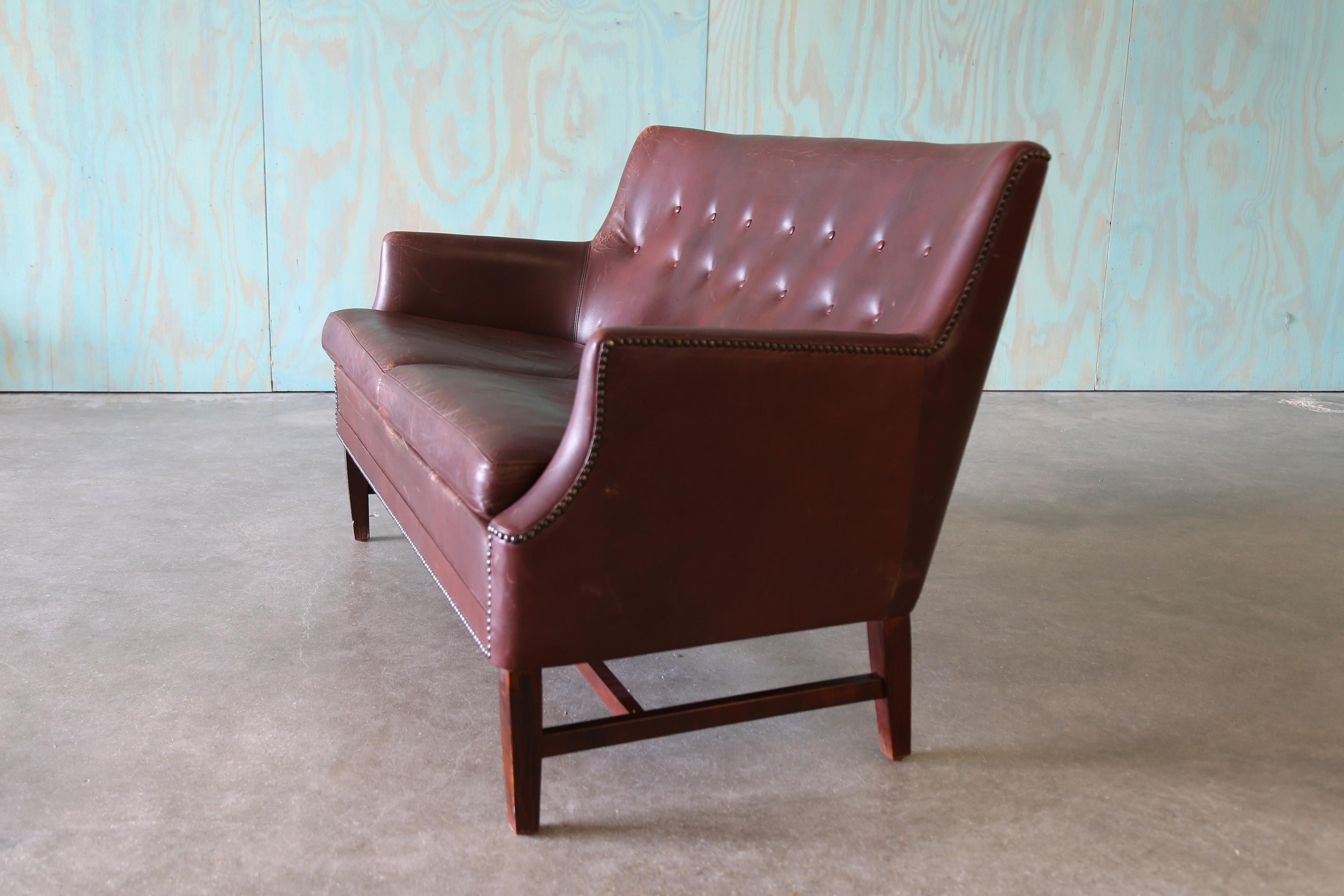 1940s Frits Henningsen Style Brown Leather Settee Couch MCM mediados del siglo XX en venta