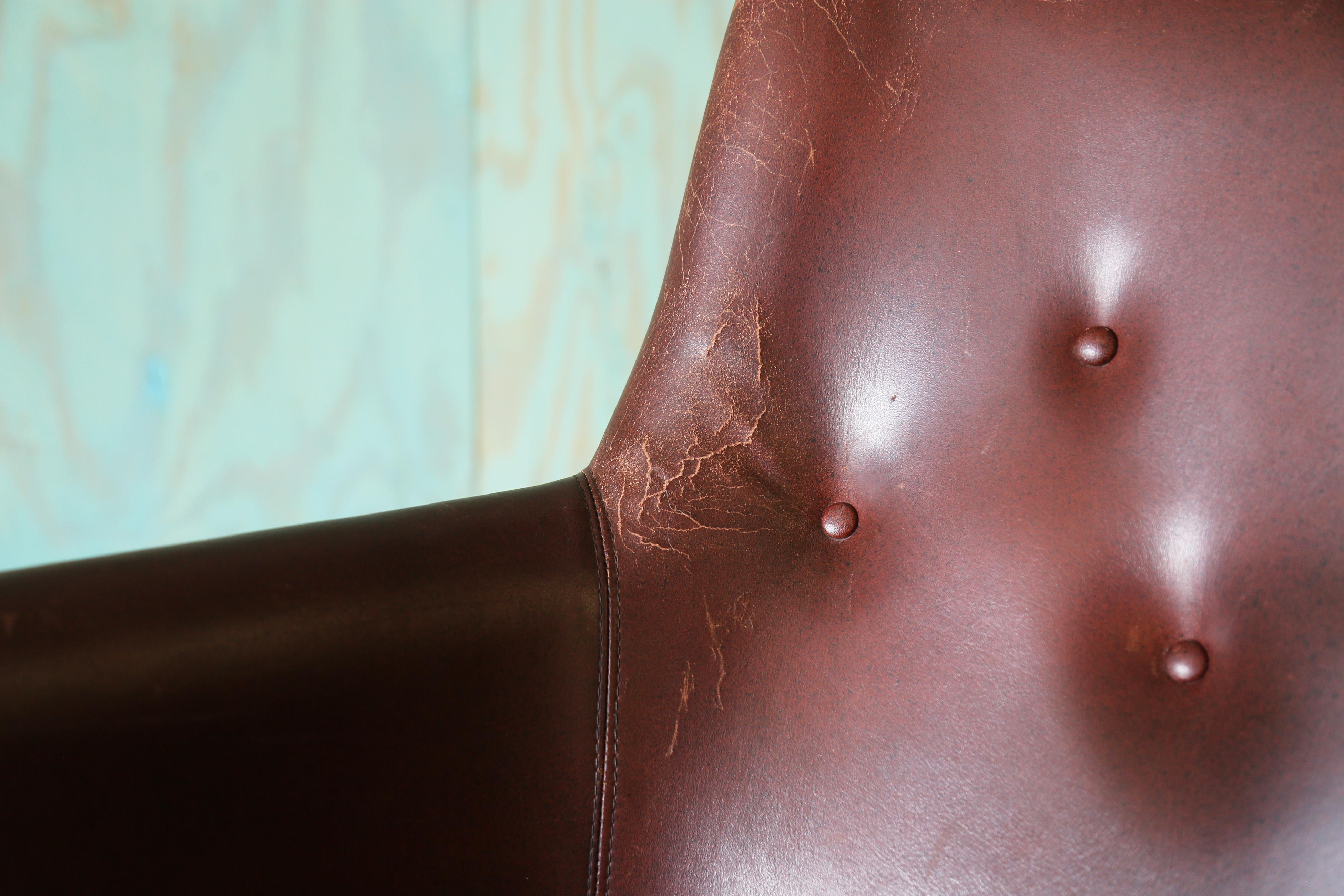 1940s Frits Henningsen Style Brown Leather Settee Couch MCM Cuero en venta