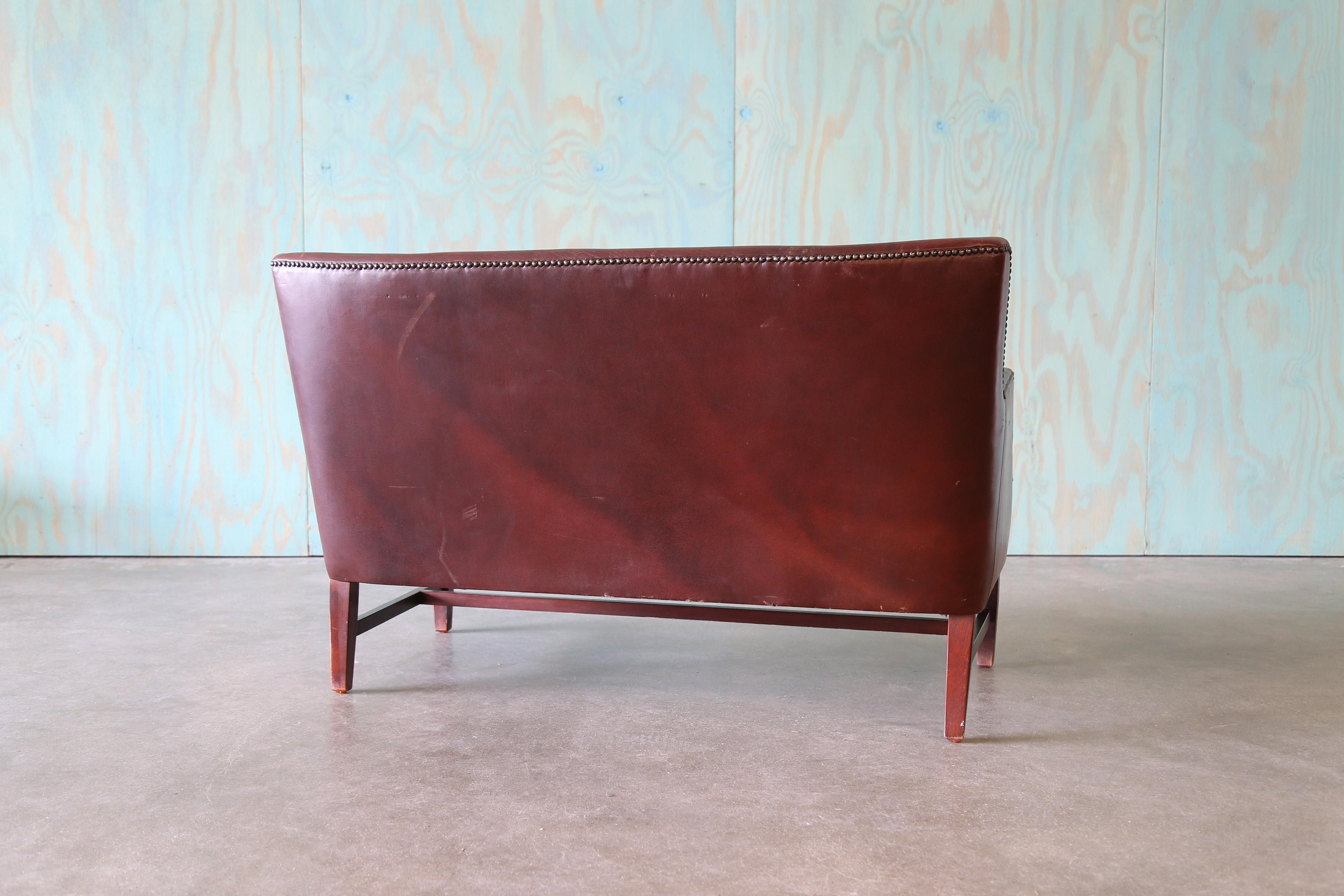 1940s Frits Henningsen Style Brown Leather Settee Couch MCM en venta 1