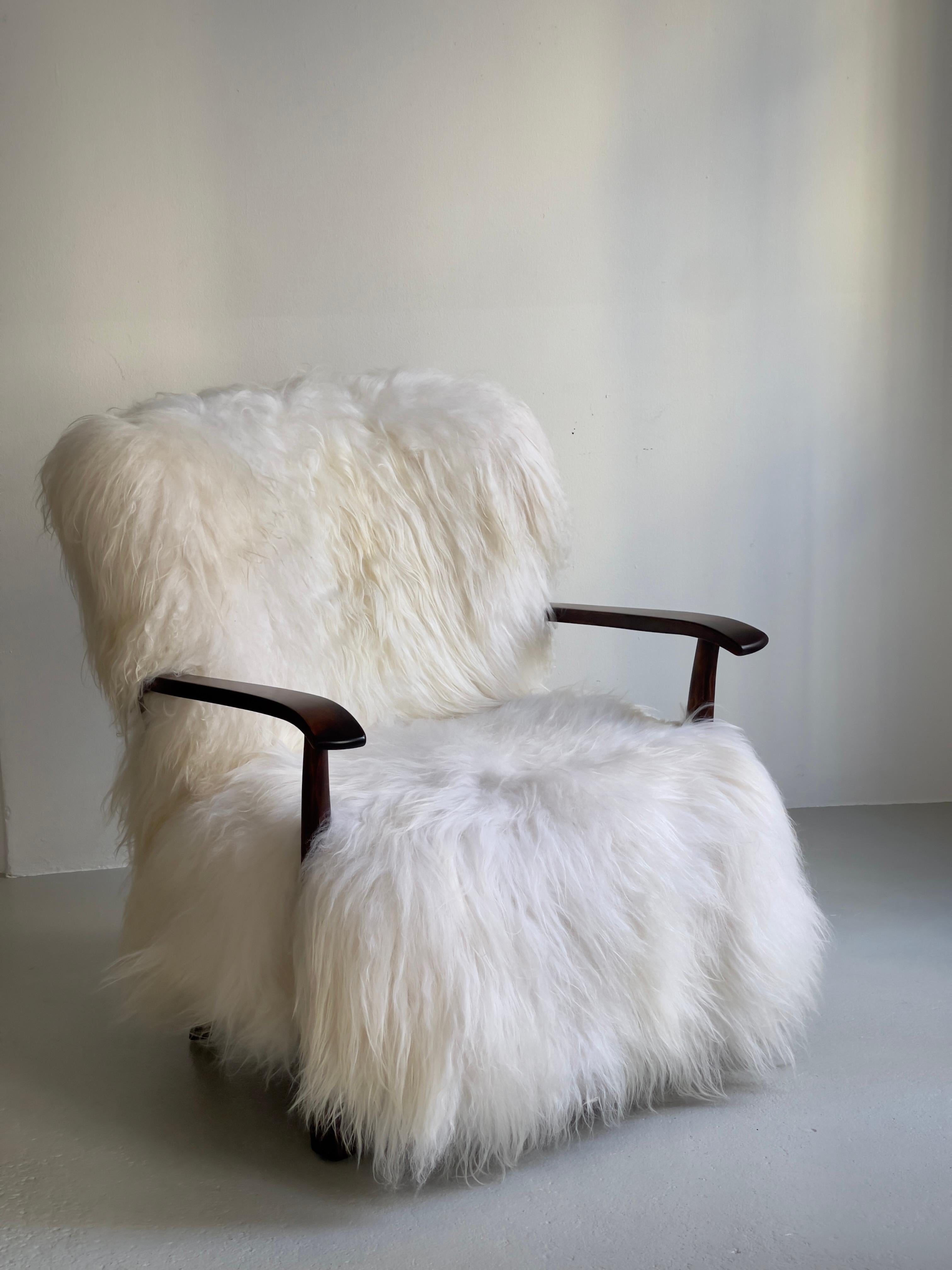 Fritz Hansen Sessel aus den 1940er Jahren, neu gepolstert mit langhaarigem isländischem Schafsfell. im Angebot 5