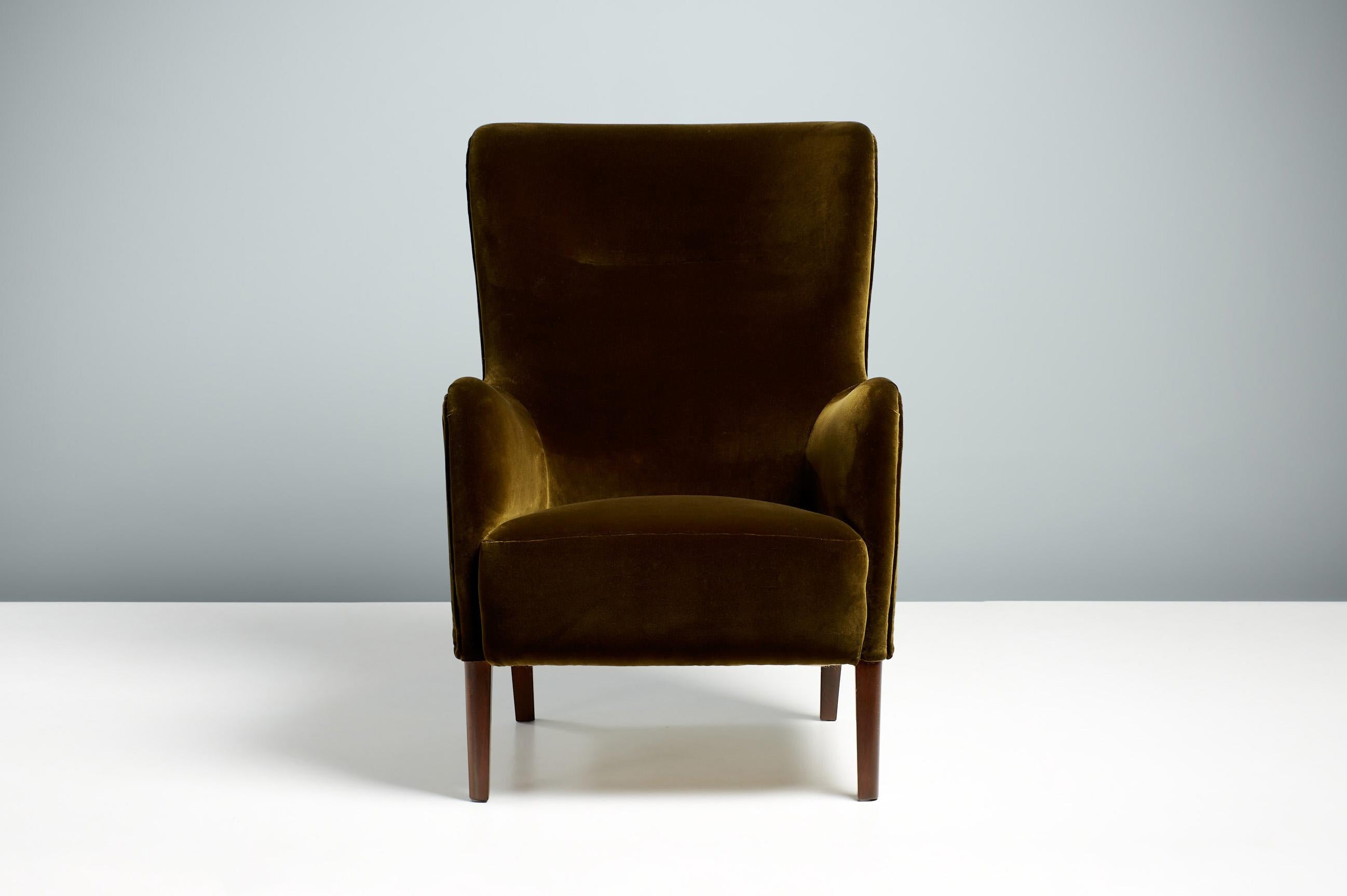 Orla Molgaard-Nielsen Tall Lounge Chair for Fritz Hansen Denmark

Classic yet contemporary looking tall lounge chair produced by Fritz Hansen in Denmark in the early 1940s and designed by Orla Molgaard-Nielsen. The beech legs have been dark stained