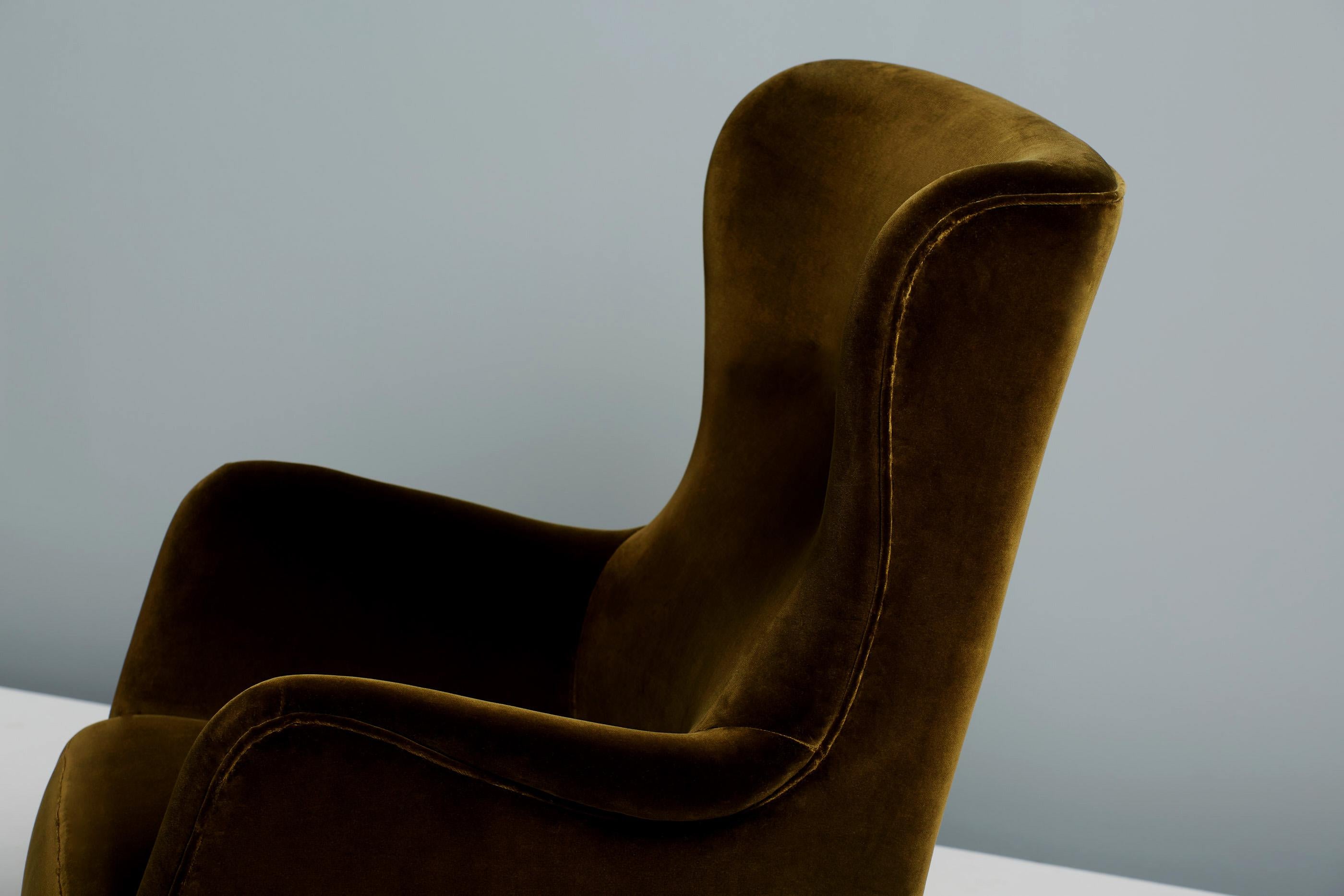 1940s Fritz Hansen Lounge Chair in Velvet Fabric In Good Condition In London, GB