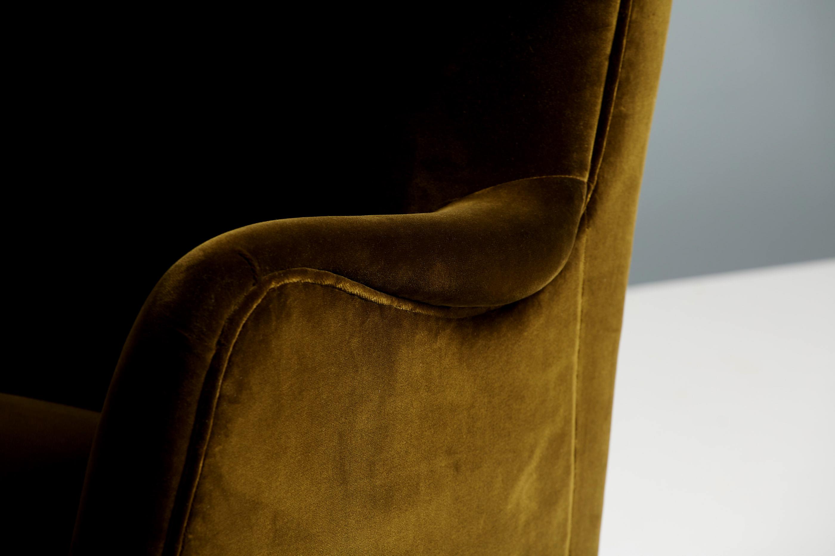 1940s Fritz Hansen Lounge Chair in Velvet Fabric 1