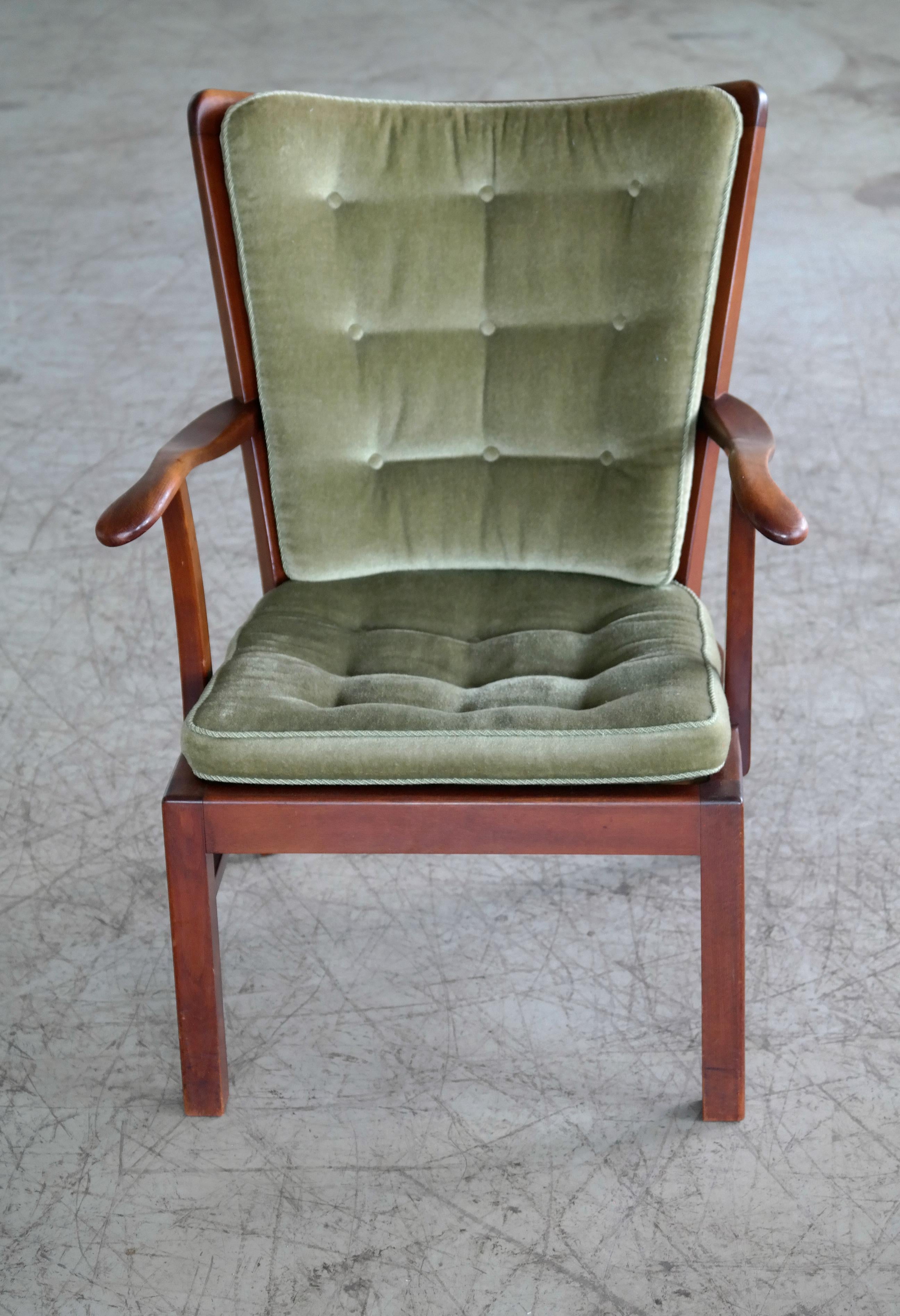 Sculptural and very beautiful 1940s open arm lounge chair with spindle back. Made from stained and varnished beech wood by Master furniture maker Fritz Hansen in the 1940s as Model 1628. The chair is marked 