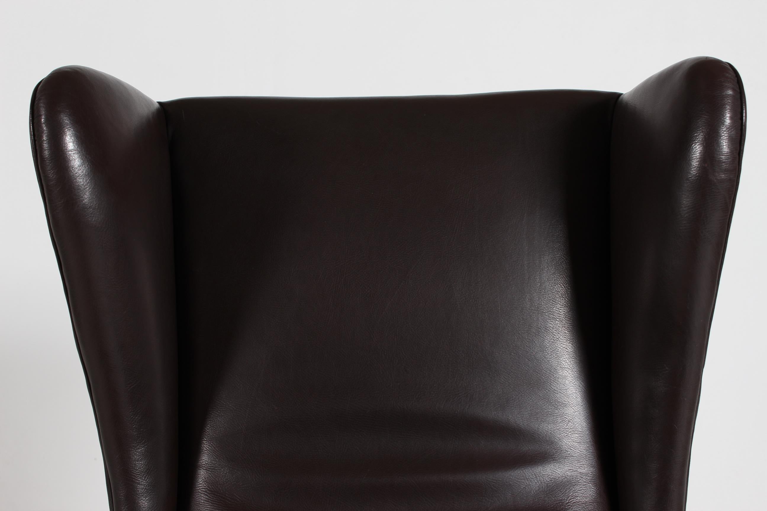 1940er Fritz Hansen Style Wing Back Lounge Chair mit mokkabraunem Leder im Angebot 3