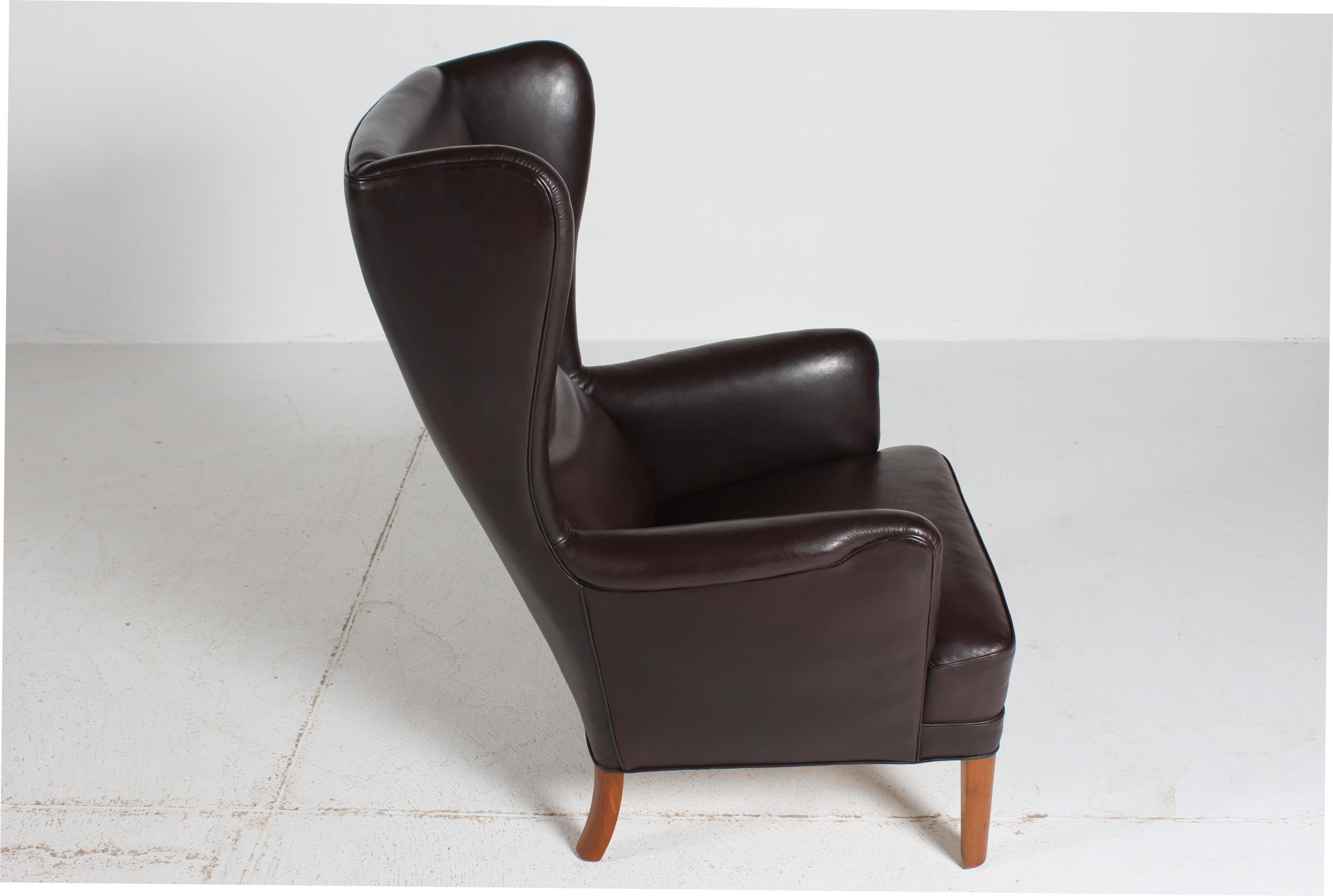 1940er Fritz Hansen Style Wing Back Lounge Chair mit mokkabraunem Leder im Angebot 9