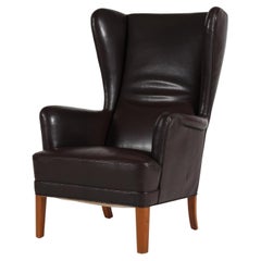 Silla de salón con respaldo de ala estilo Fritz Hansen de los años 40 con cuero marrón moca