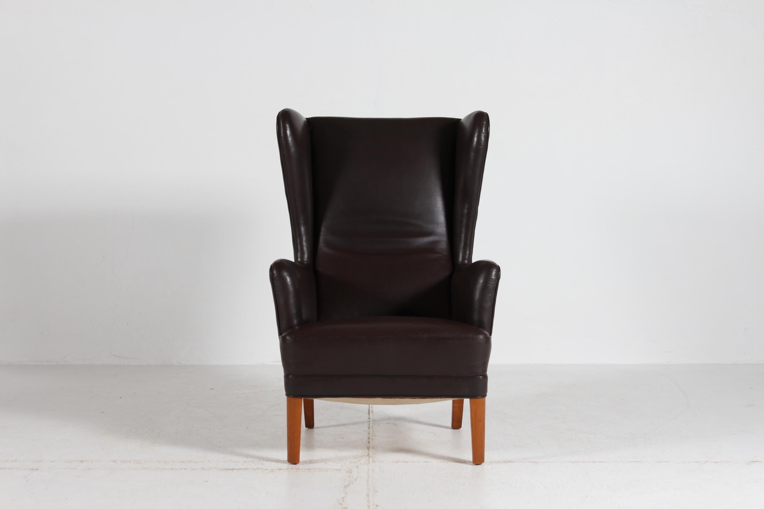 1940er Fritz Hansen Style Wing Back Lounge Chair mit mokkabraunem Leder (Moderne der Mitte des Jahrhunderts) im Angebot