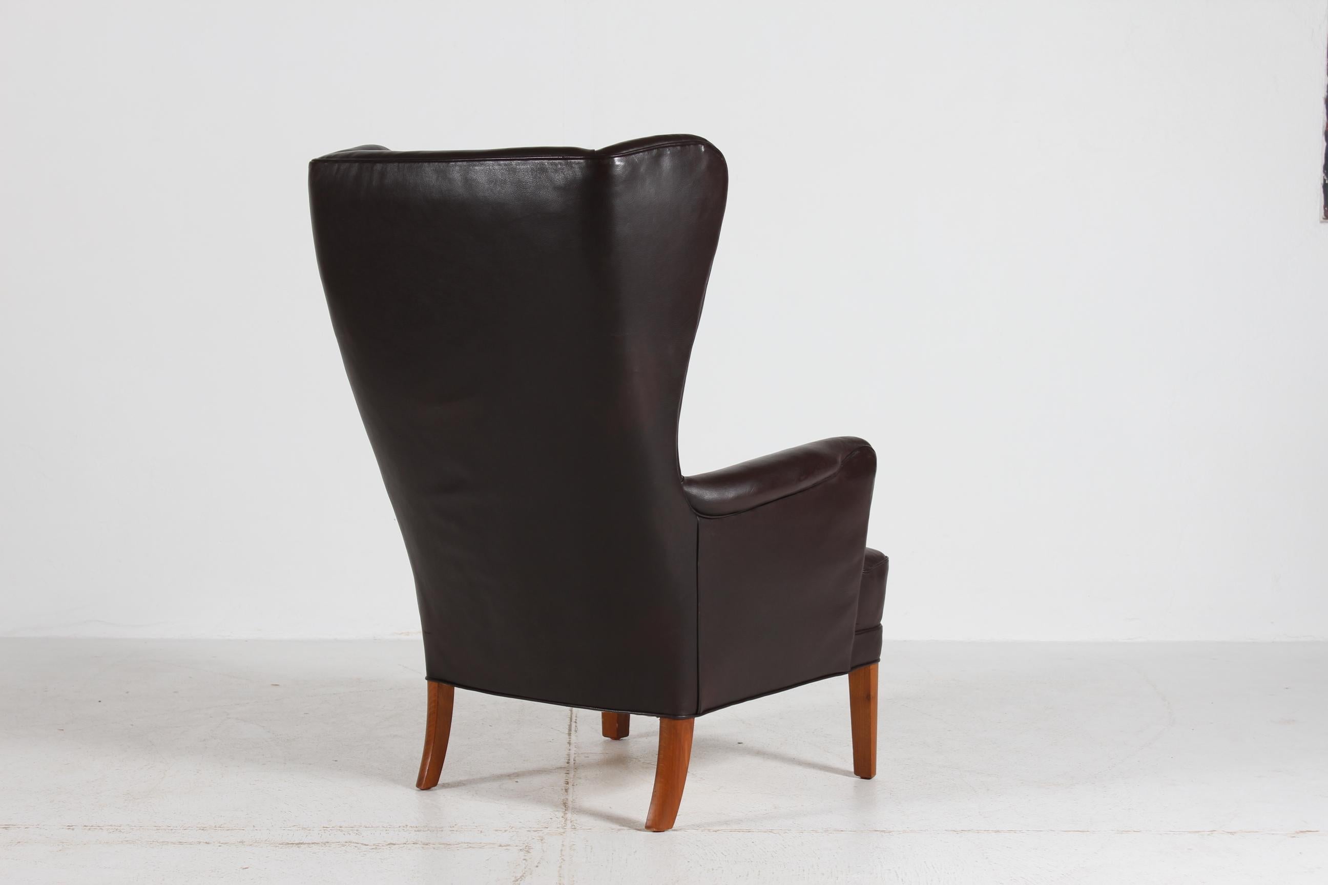 1940er Fritz Hansen Style Wing Back Lounge Chair mit mokkabraunem Leder (Dänisch) im Angebot