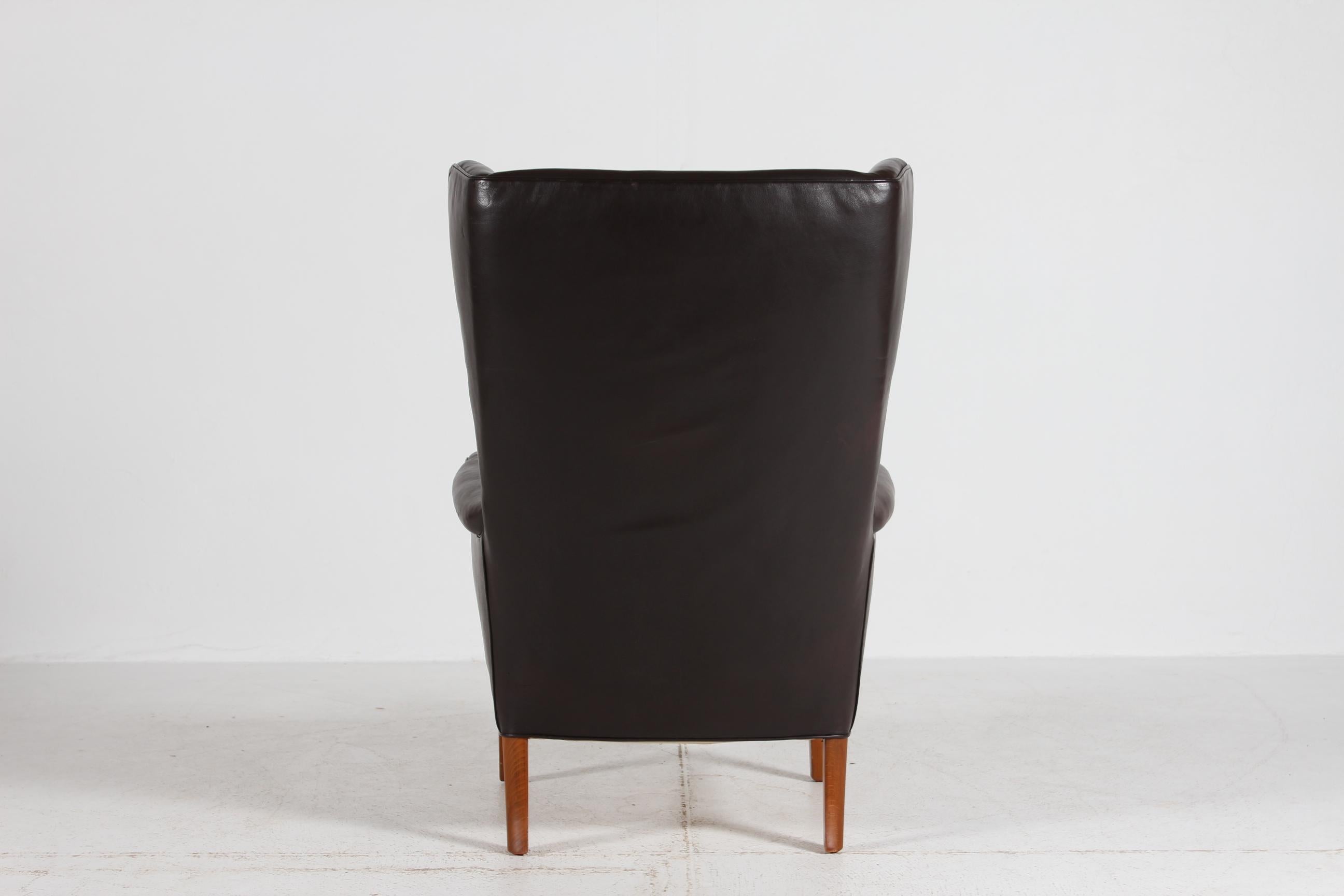 1940er Fritz Hansen Style Wing Back Lounge Chair mit mokkabraunem Leder (Gebeizt) im Angebot