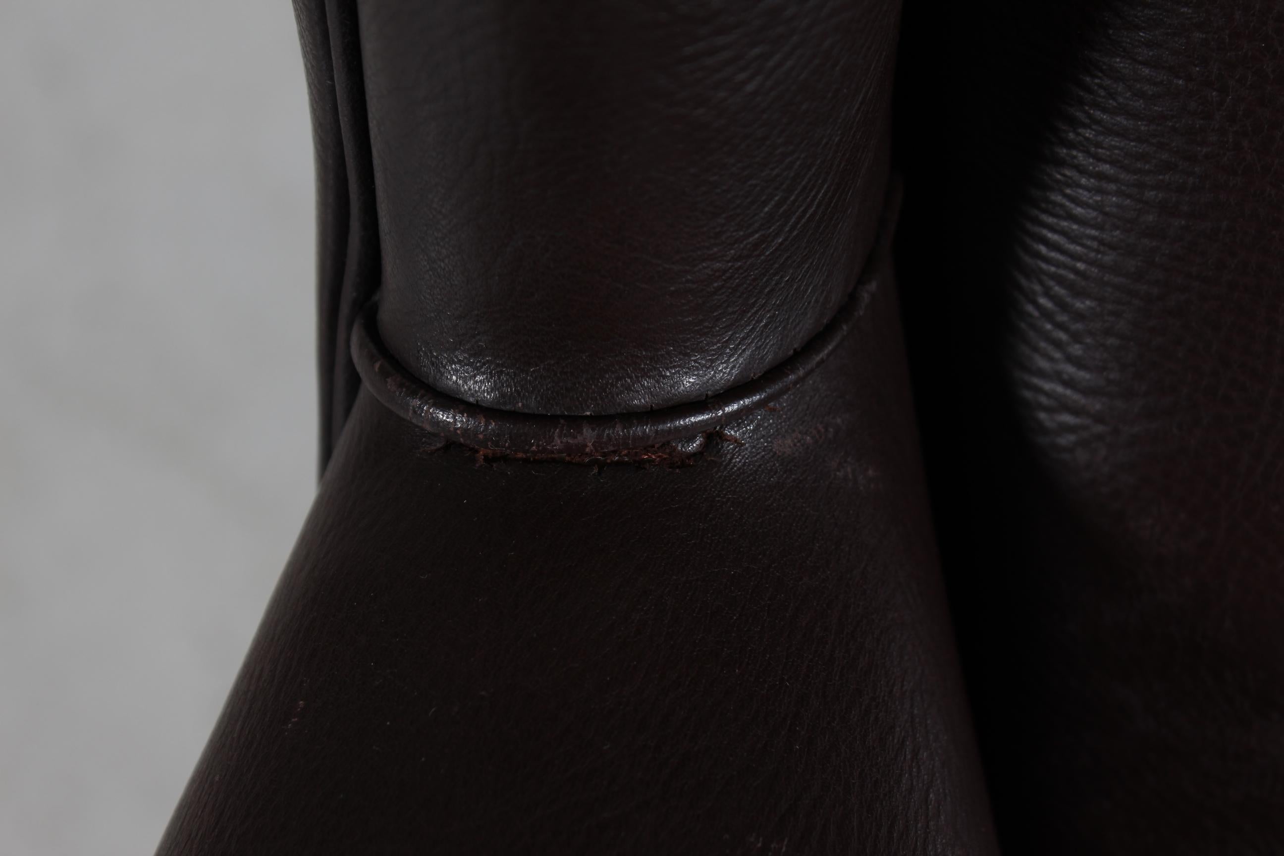 1940er Fritz Hansen Style Wing Back Lounge Chair mit mokkabraunem Leder im Angebot 1