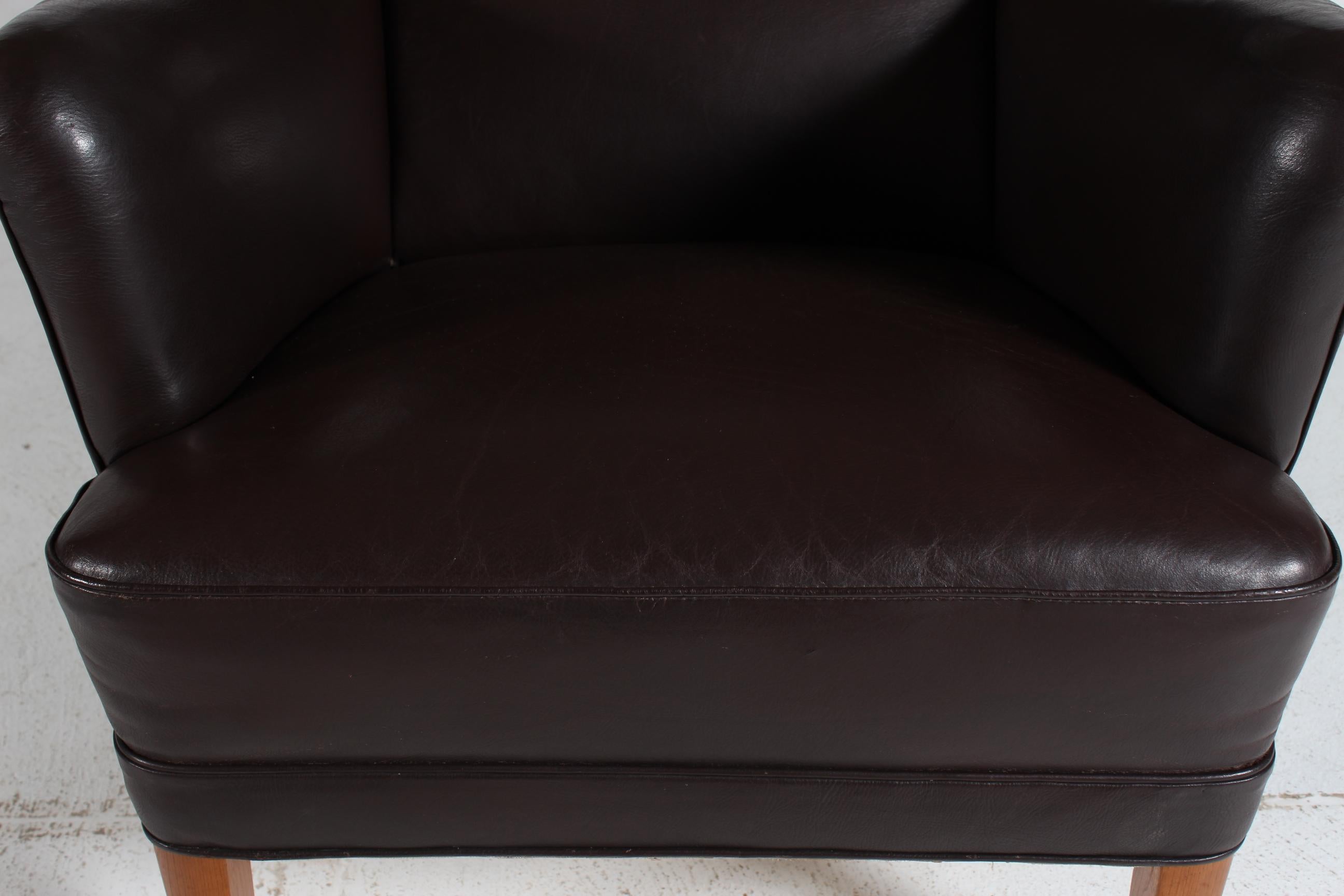 1940er Fritz Hansen Style Wing Back Lounge Chair mit mokkabraunem Leder im Angebot 2