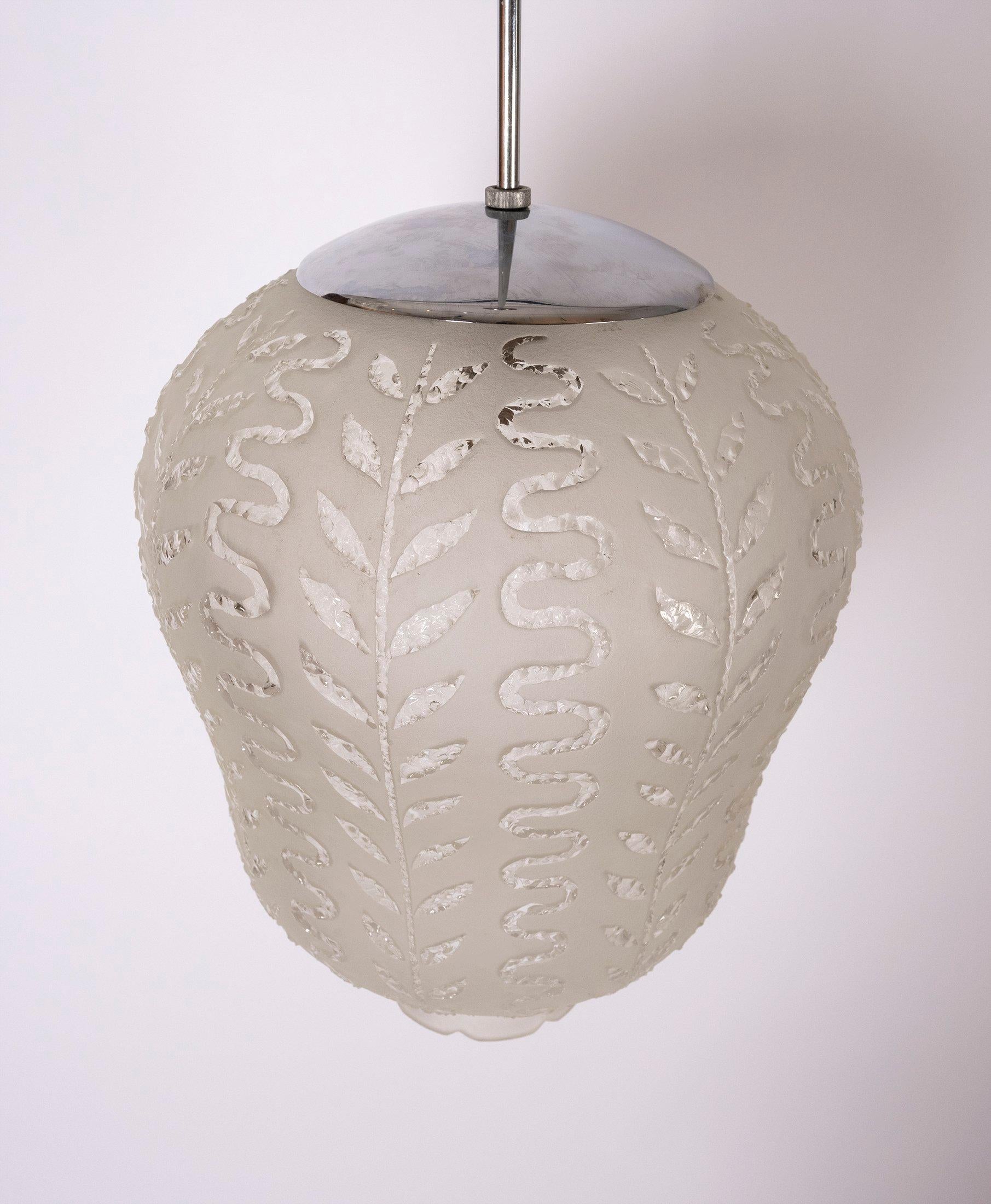 Lampe pendante en verre dépoli avec décor en relief des années 1940 Bon état - En vente à New York, NY