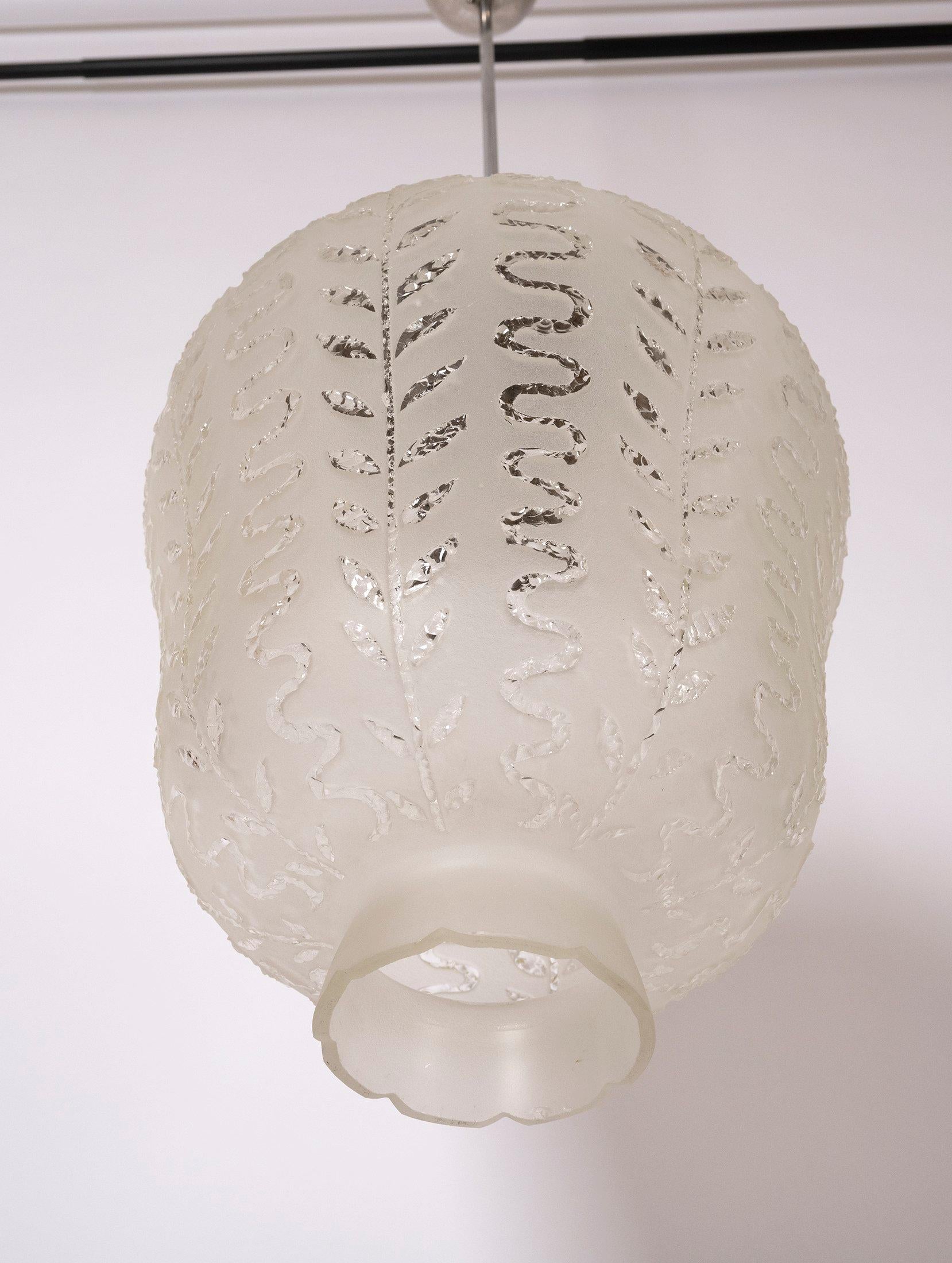 Milieu du XXe siècle Lampe pendante en verre dépoli avec décor en relief des années 1940 en vente