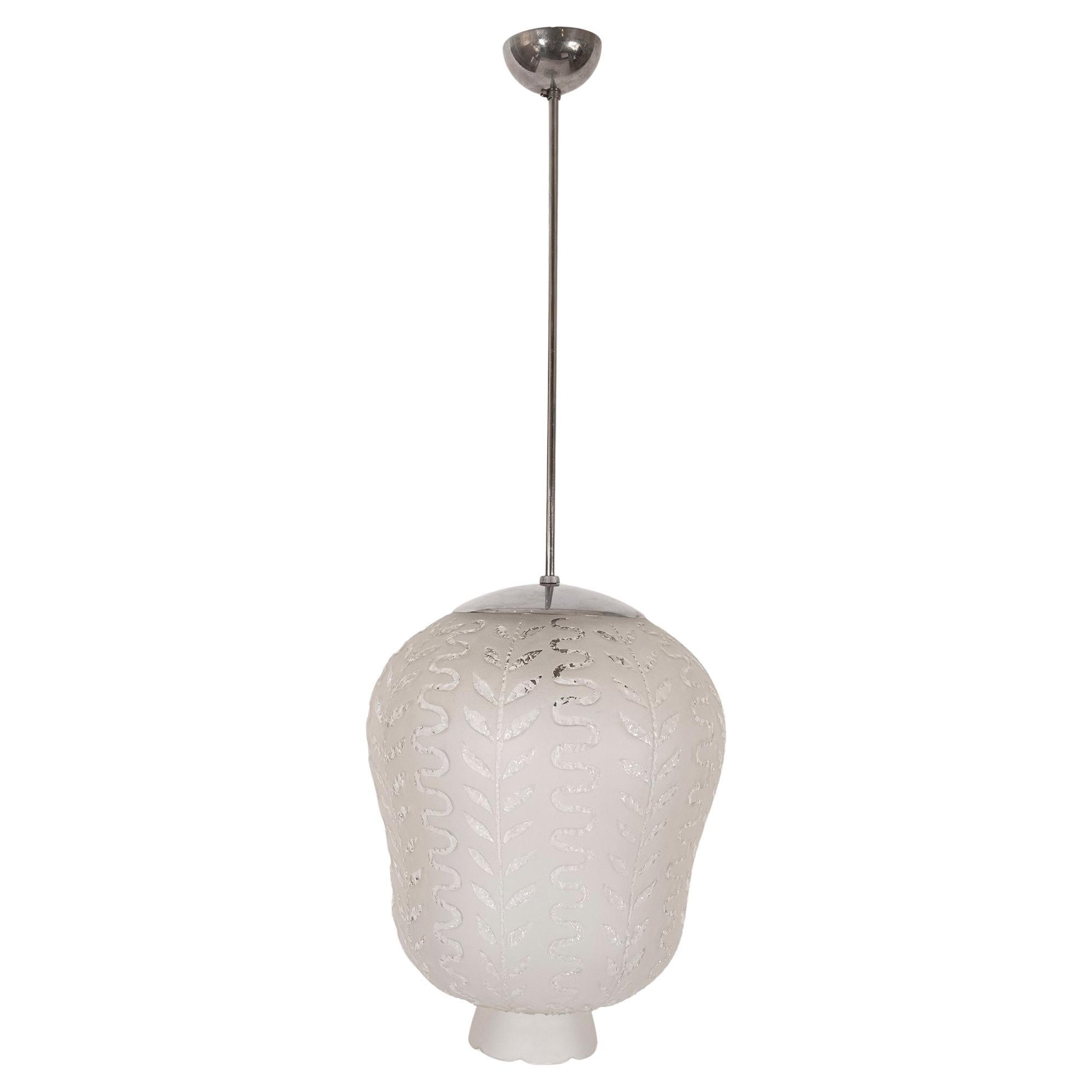 Lampe pendante en verre dépoli avec décor en relief des années 1940 en vente
