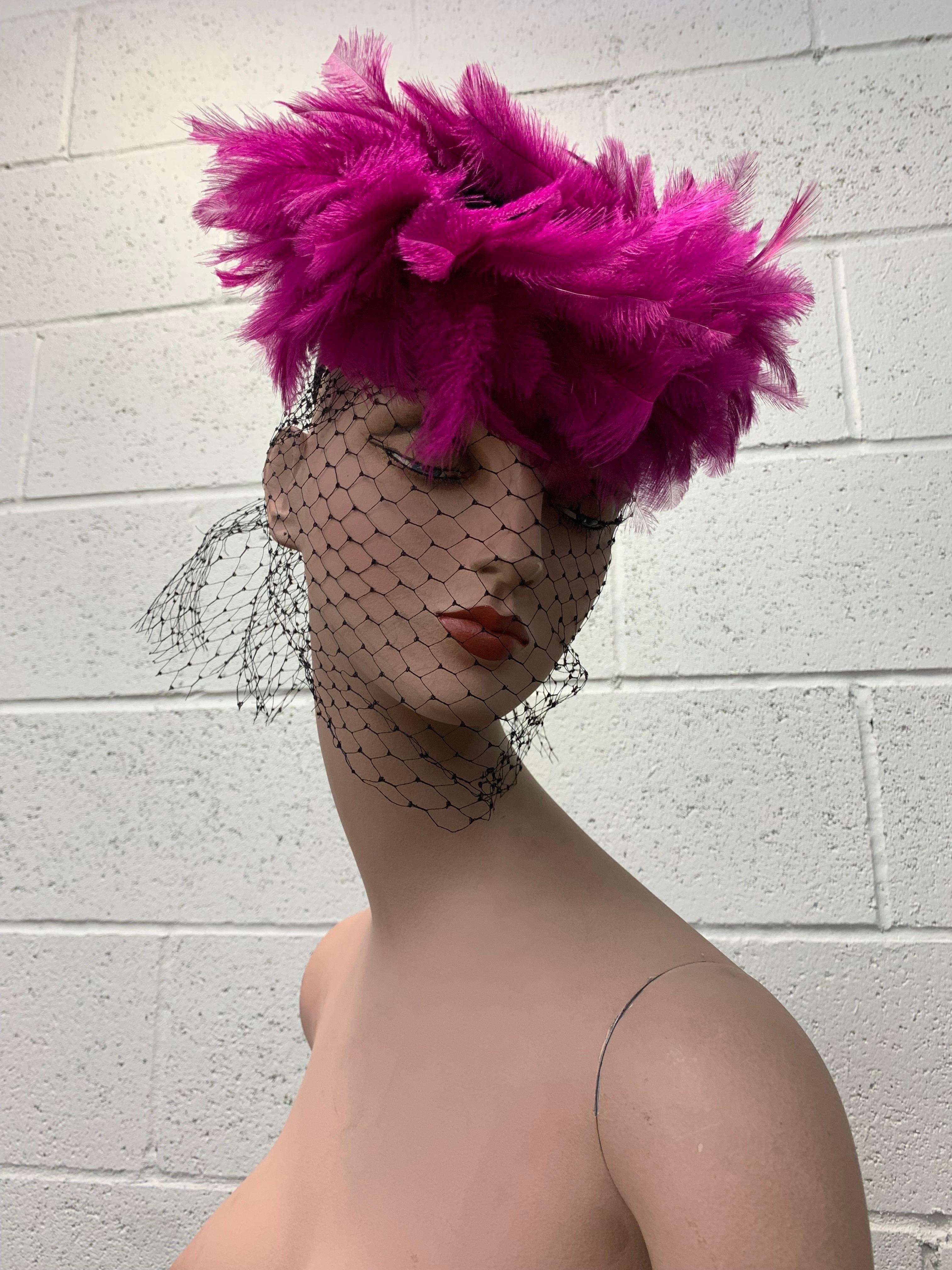 1940s Fuchsia Baby Ostrich Feather Back Ring Tilt Hat w Added Veil Included en vente 3