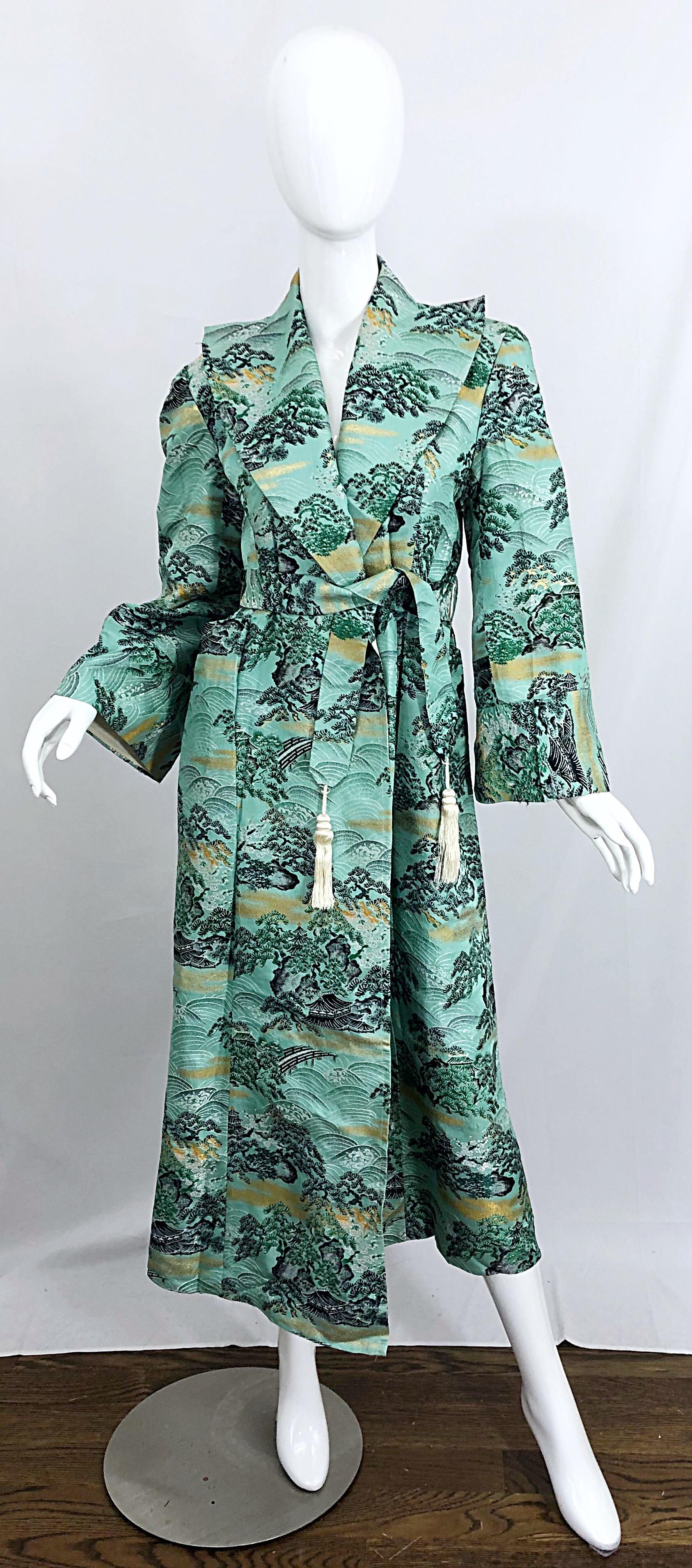 Erstaunlich 1940er FUJIBAYASHI blau, grün und gold Neuheit Druck Vintage Seidenbrokat Jacke! Durchgehend mit Bäumen und Landschaften/Bergen bedruckt. Der abnehmbare Fransengürtel macht diese Jacke für mehrere Größen tragbar. Trenchcoat-Silhouette
