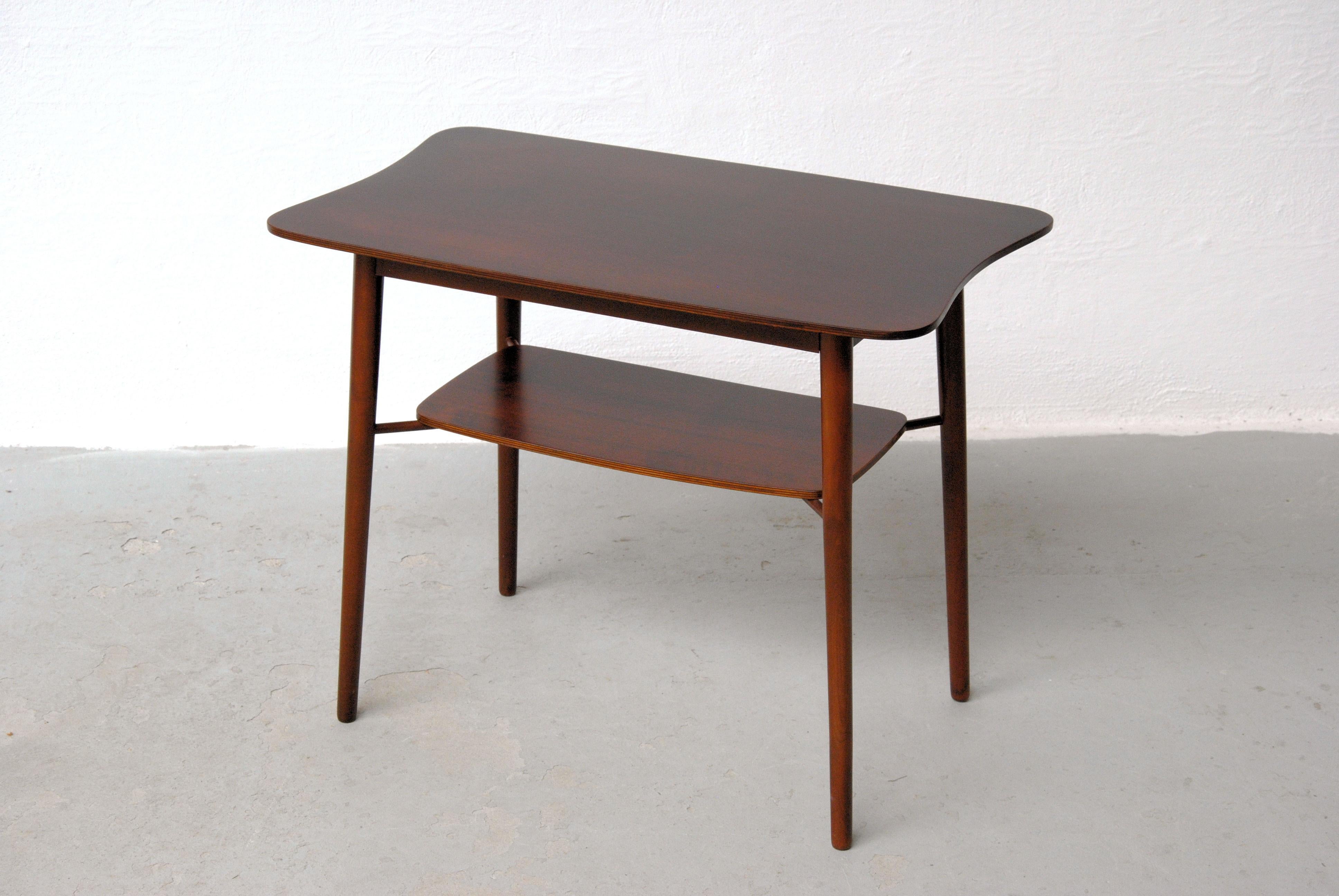 1940s Flly restored and refinished Danish side table in tanned oak.

The side table with its curved tabletop, thin conical legs and shelf has been fully restored and refinished by our cabinetmakers to ensure that it´s in very good condition and
