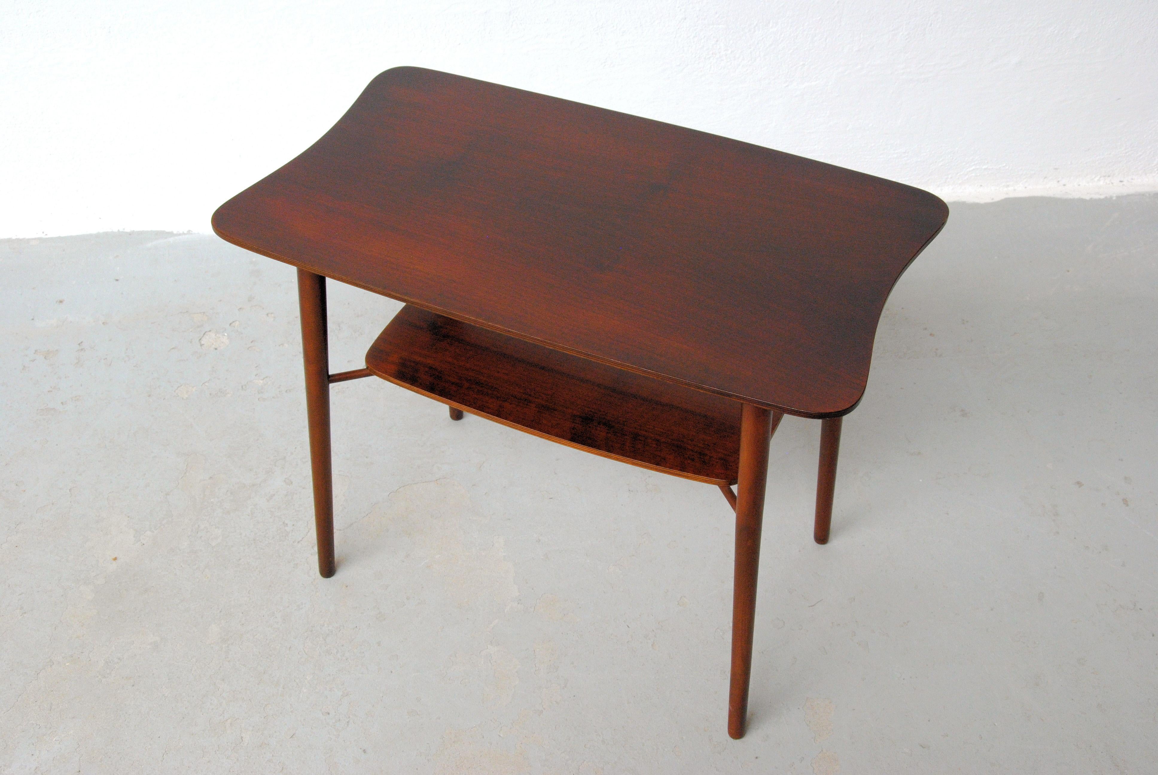 1940s Fully Restored and Refinished Small Danish Coffee Table in Tanned Oak In Excellent Condition For Sale In Knebel, DK